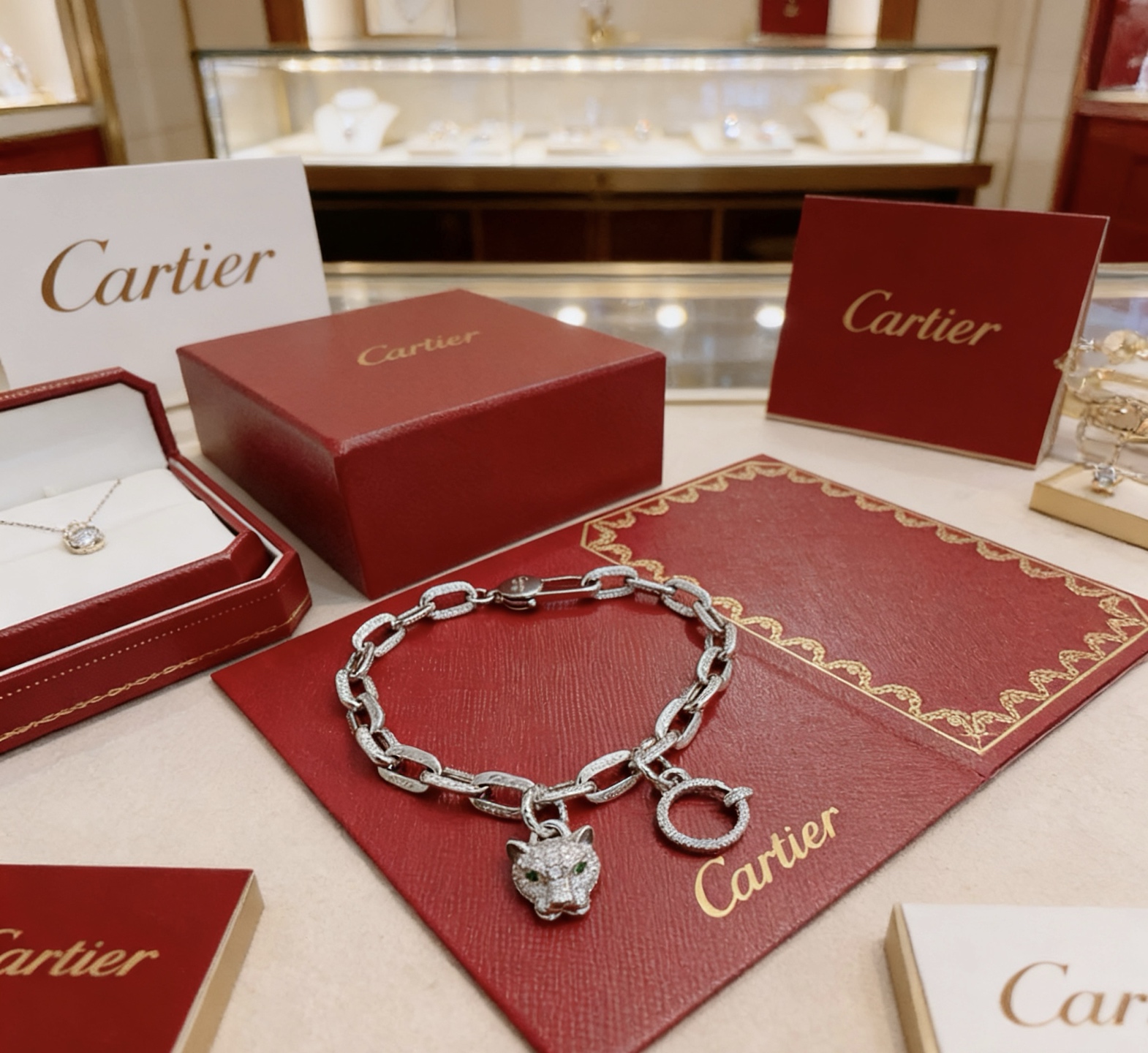 Cartier 新款卡地亚手链V金材质系列 品相完美 细节无敌 那种独特的色泽完全无可挑剔 再缀以 指环外形设计