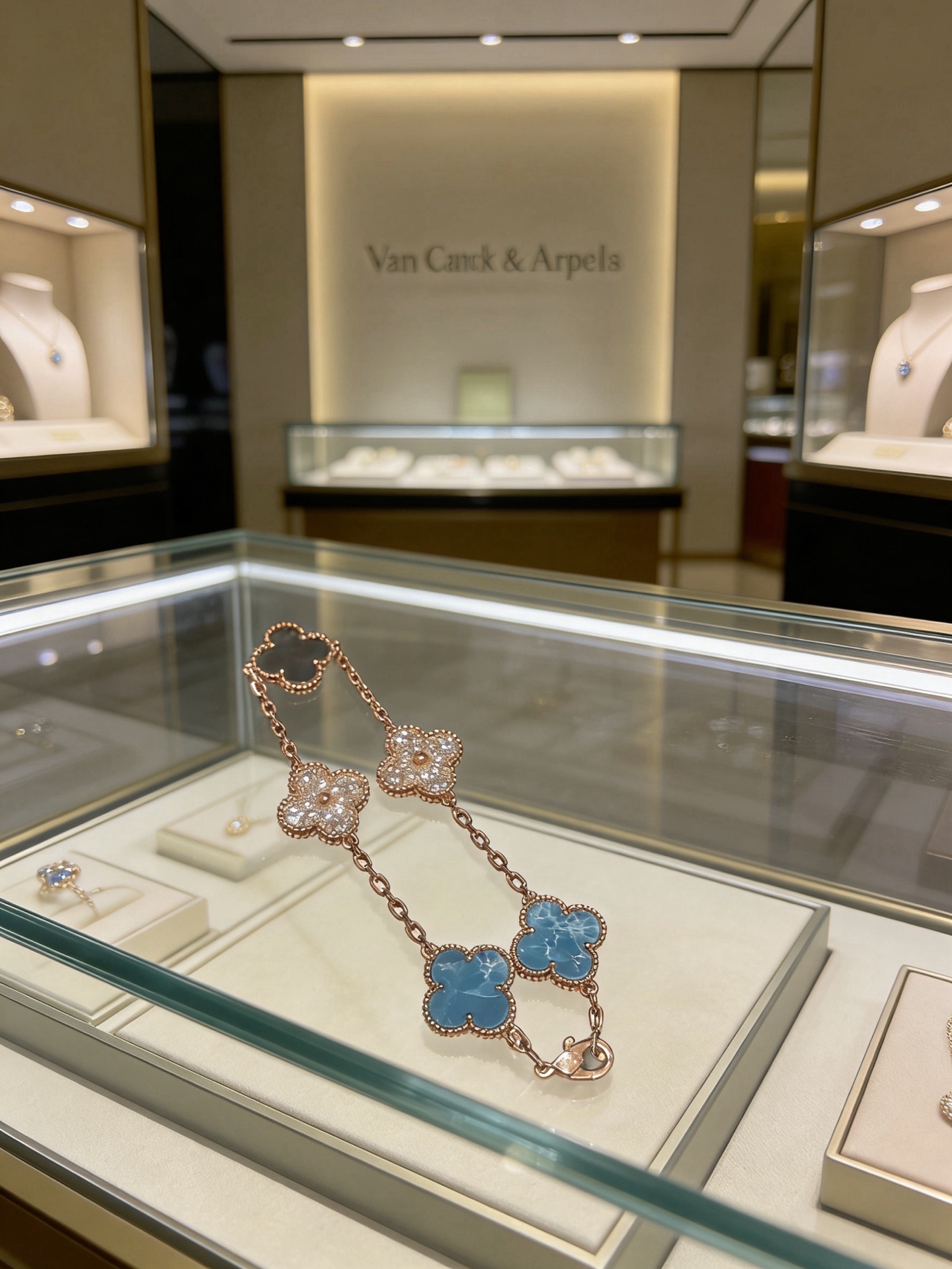 NO:763140,Four-leaf clover Van Cleef & Arpels authentic customized rainbow color bracelet V gold material series. The appearance is perfect, the details are invincible, the unique color is completely impeccable, and it is decorated with a classic ring shape design. It is simple yet elegant and eye-catching. The V gold pure handmade combination is more elegant and elegant. The same style for men and women, boutique jewelry, van cleef, bracelet19860909四叶草梵克雅宝正品定制彩虹花色手链V金材质系列 品相完美,细节无敌,那种独特的色泽完全无可挑剔,再缀以经典指环外形设计,简约之余却又优雅夺目,V金纯手工的组合更显气色,上手雅致动人.男女同款,饰品精品,van cleef,bracelet,Jewelry