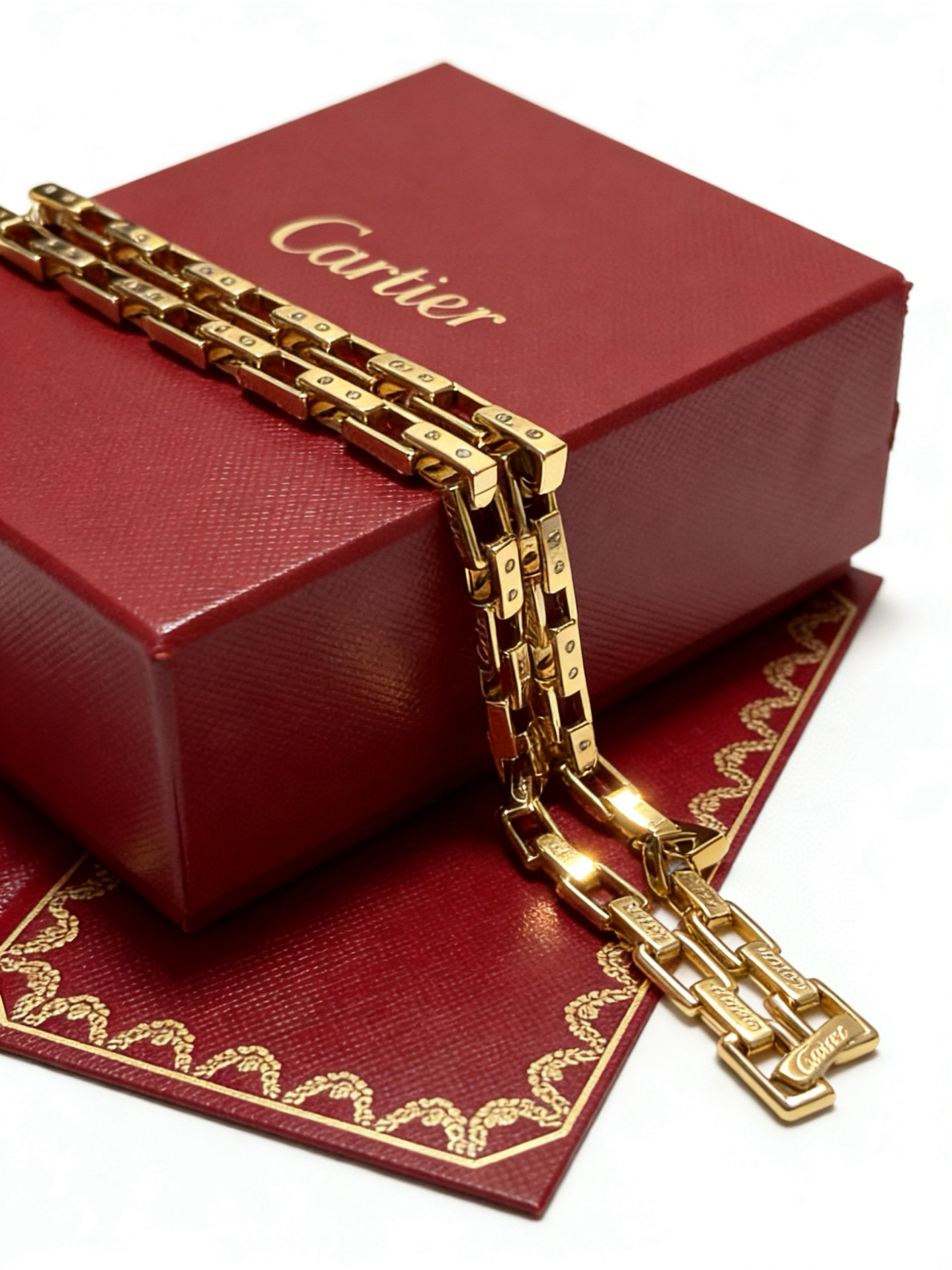 Cartier 新款卡地亚项链V金材质系列 品相完美 细节无敌 那种独特的色泽完全无可挑剔 再缀以 指环外形设计