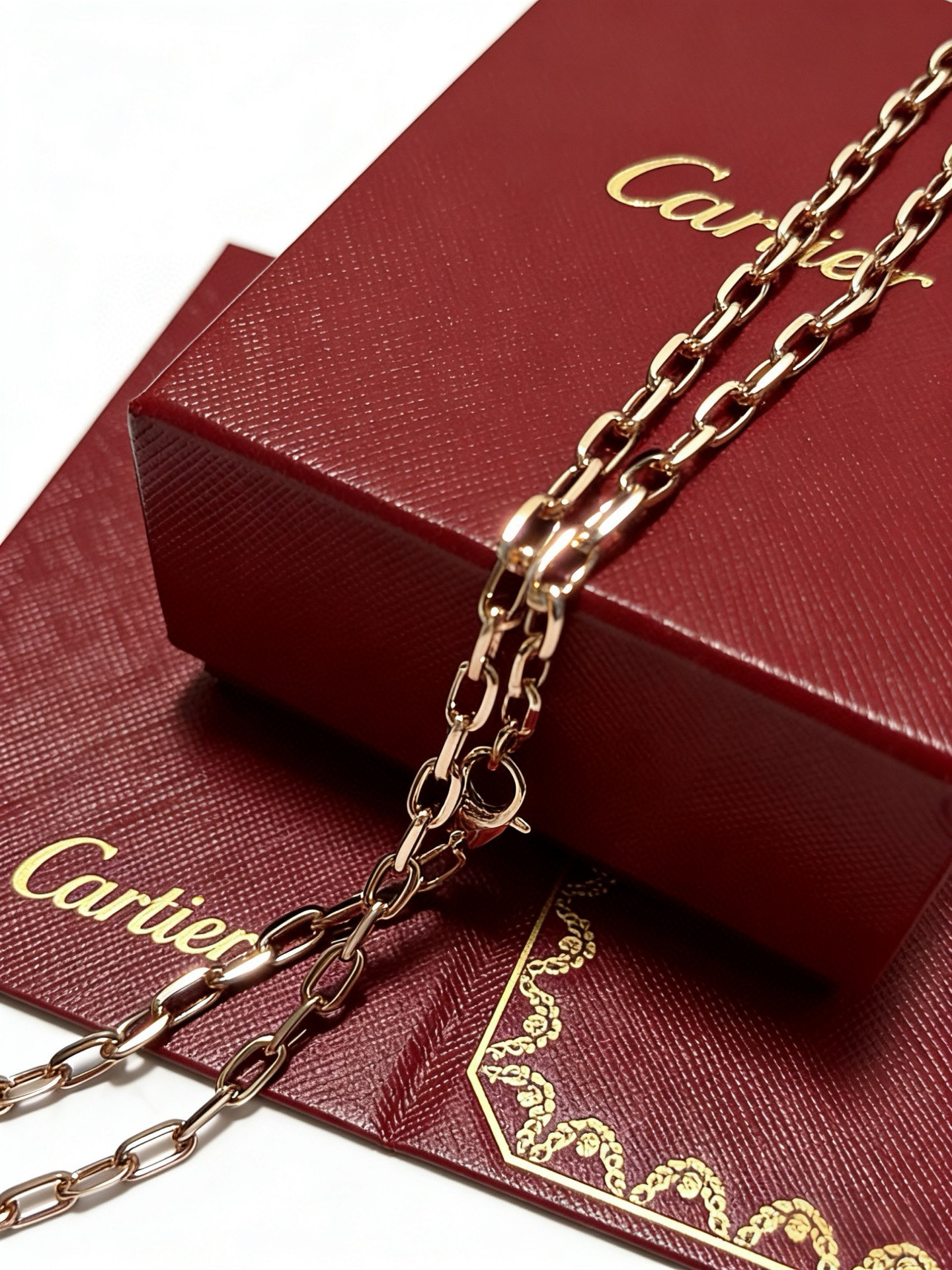 Cartier 卡地亚项链V金材质系列 品相完美 细节无敌 那种独特的色泽完全无可挑剔 再缀以 指环外形设计