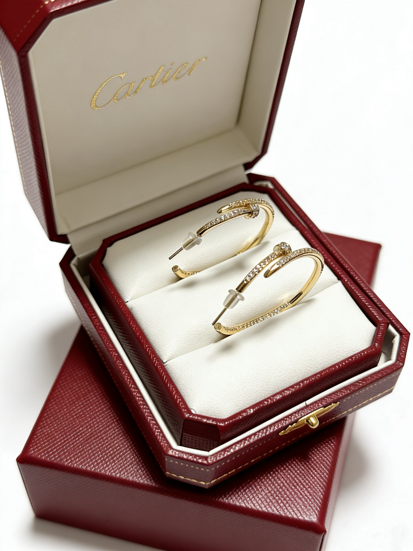 NO:763132,Cartier Earrings V gold material series are in perfect condition, with incomparable details. The unique color is completely impeccable. It is also decorated with a classic ring shape design, which is simple yet elegant and eye-catching. The pure handmade combination of V gold is more elegant and elegant. Same style for men and women. Cartier earrings, jewelry boutique, cartier, earrings19860909卡地亚耳环V金材质系列 品相完美,细节无敌,那种独特的色泽完全无可挑剔,再缀以经典指环外形设计,简约之余却又优雅夺目,V金纯手工的组合更显气色,上手雅致动人.男女同款 卡地亚耳环,饰品精品,cartier,earrings,Jewelry