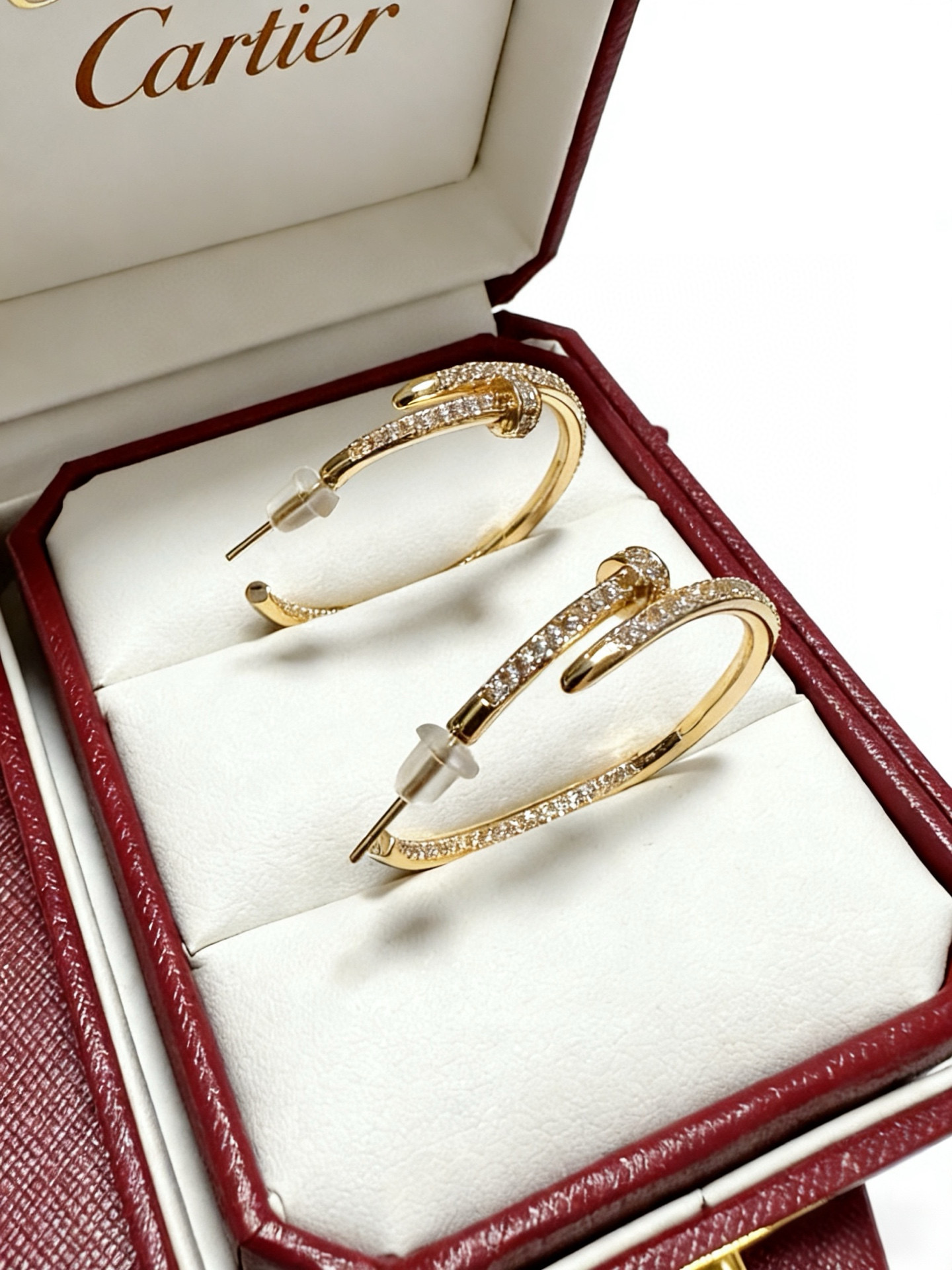 Cartier 卡地亚耳环V金材质系列 品相完美 细节无敌 那种独特的色泽完全无可挑剔 再缀以 指环外形设计