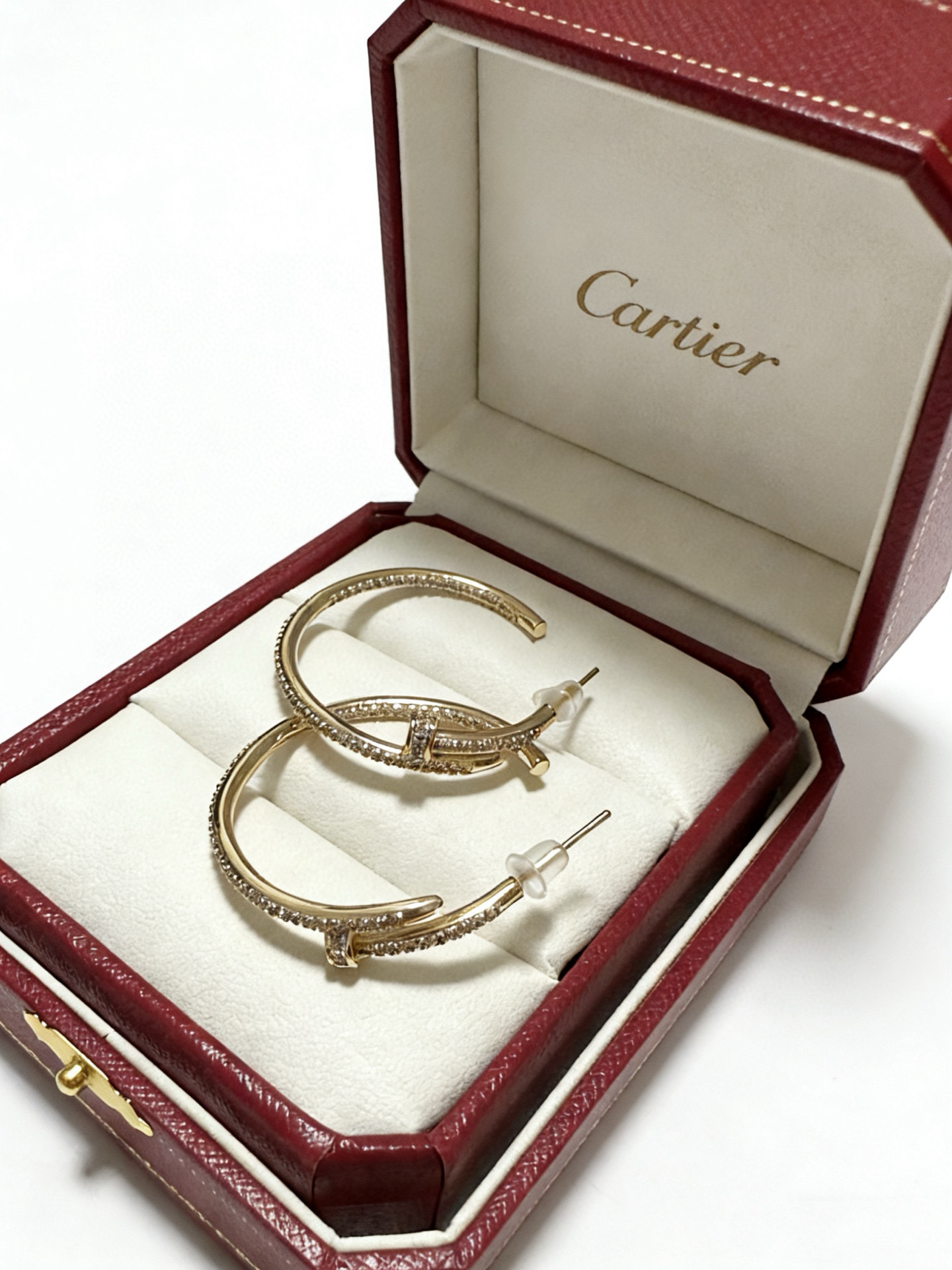 Cartier 卡地亚耳环V金材质系列 品相完美 细节无敌 那种独特的色泽完全无可挑剔 再缀以 指环外形设计