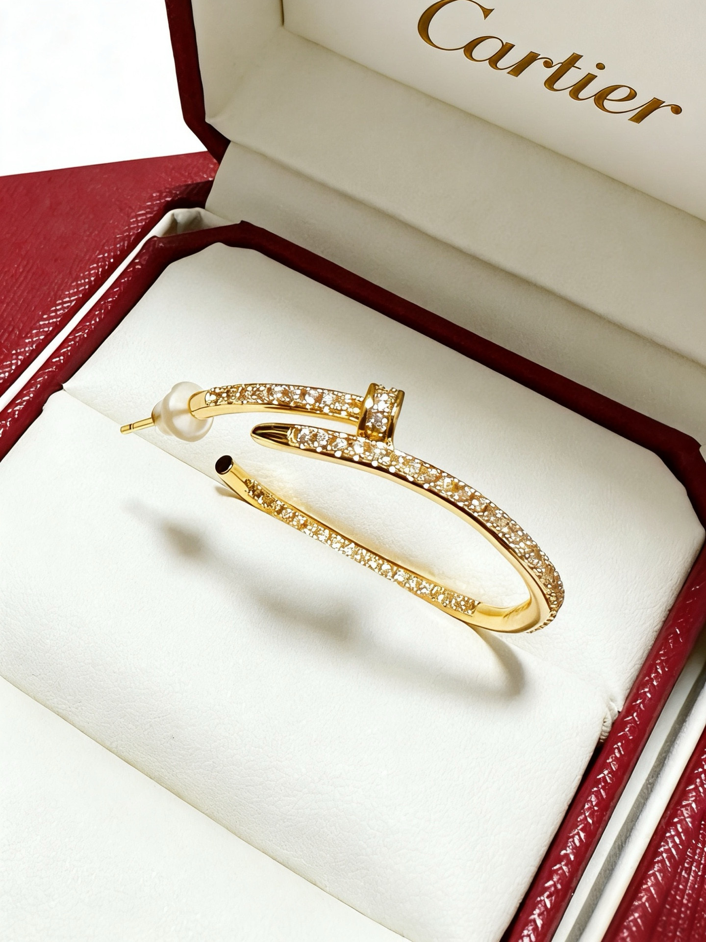 Cartier 卡地亚耳环V金材质系列 品相完美 细节无敌 那种独特的色泽完全无可挑剔 再缀以 指环外形设计
