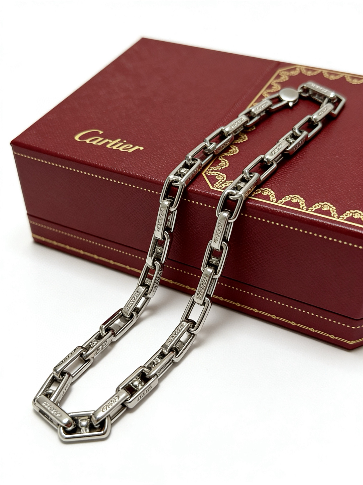 NO:763135,The new Cartier bracelet V gold material series is in perfect condition, with unparalleled details. The unique color is completely impeccable, and is decorated with a classic ring shape design. It is simple yet elegant and eye-catching. The pure handmade combination of V gold is more elegant and elegant. The same style for men and women, boutique jewelry, cartier, bracelet19860909新款卡地亚手链V金材质系列 品相完美,细节无敌,那种独特的色泽完全无可挑剔,再缀以经典指环外形设计,简约之余却又优雅夺目,V金纯手工的组合更显气色,上手雅致动人.男女同款,饰品精品,cartier,bracelet,Jewelry