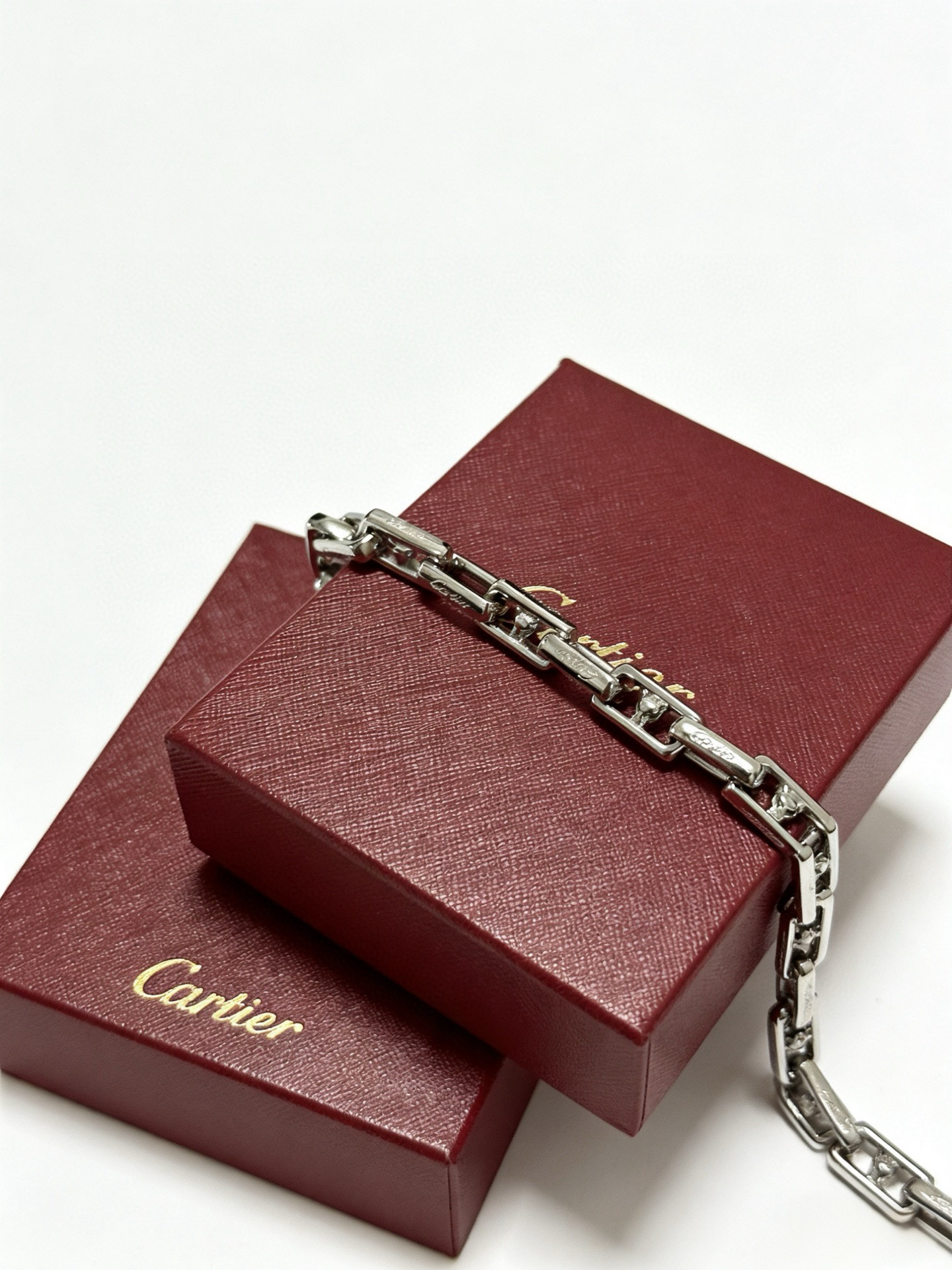 Cartier 新款卡地亚手链V金材质系列 品相完美 细节无敌 那种独特的色泽完全无可挑剔 再缀以 指环外形设计