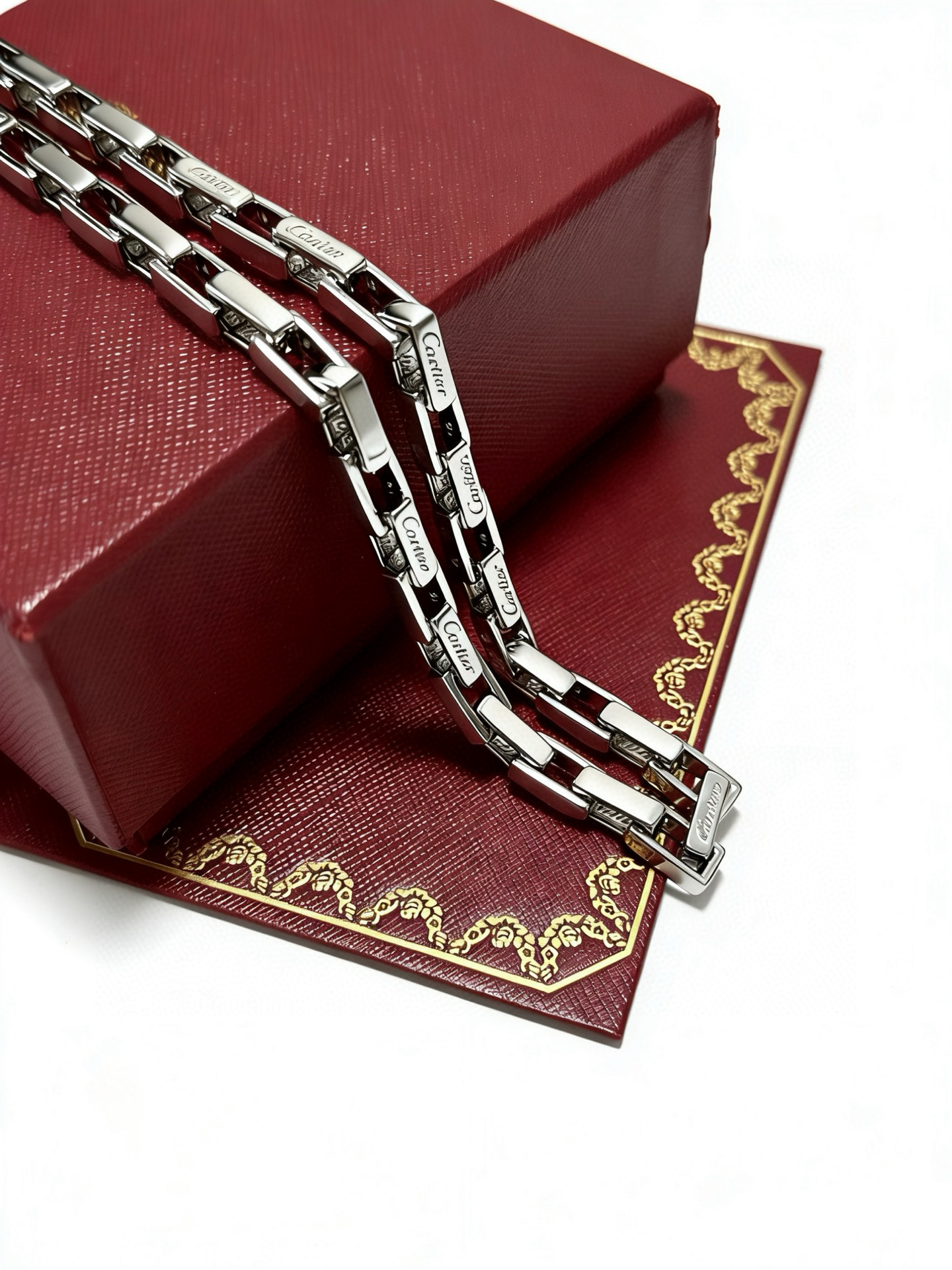 Cartier 新款卡地亚项链V金材质系列 品相完美 细节无敌 那种独特的色泽完全无可挑剔 再缀以 指环外形设计