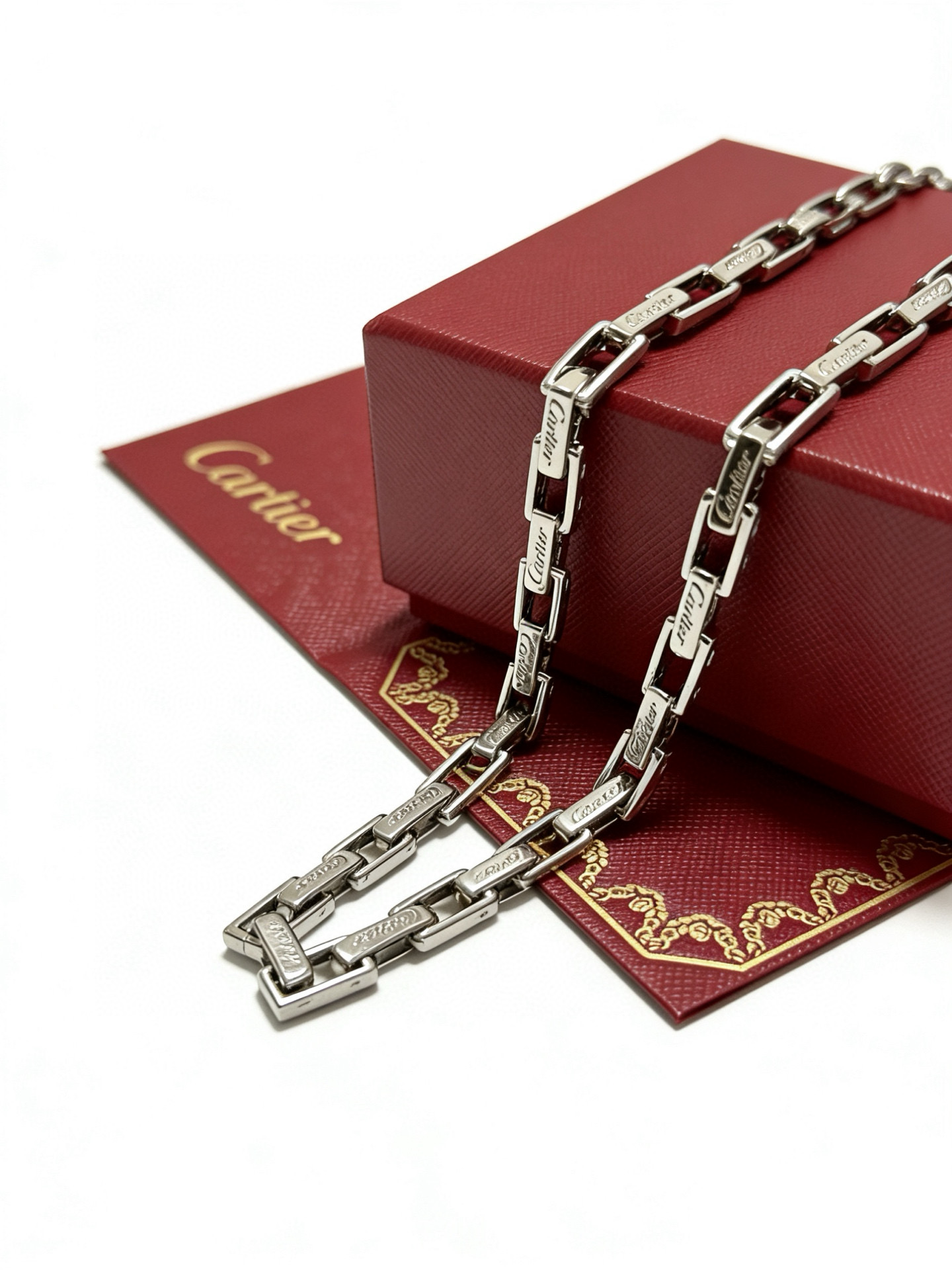 Cartier 新款卡地亚项链V金材质系列 品相完美 细节无敌 那种独特的色泽完全无可挑剔 再缀以 指环外形设计