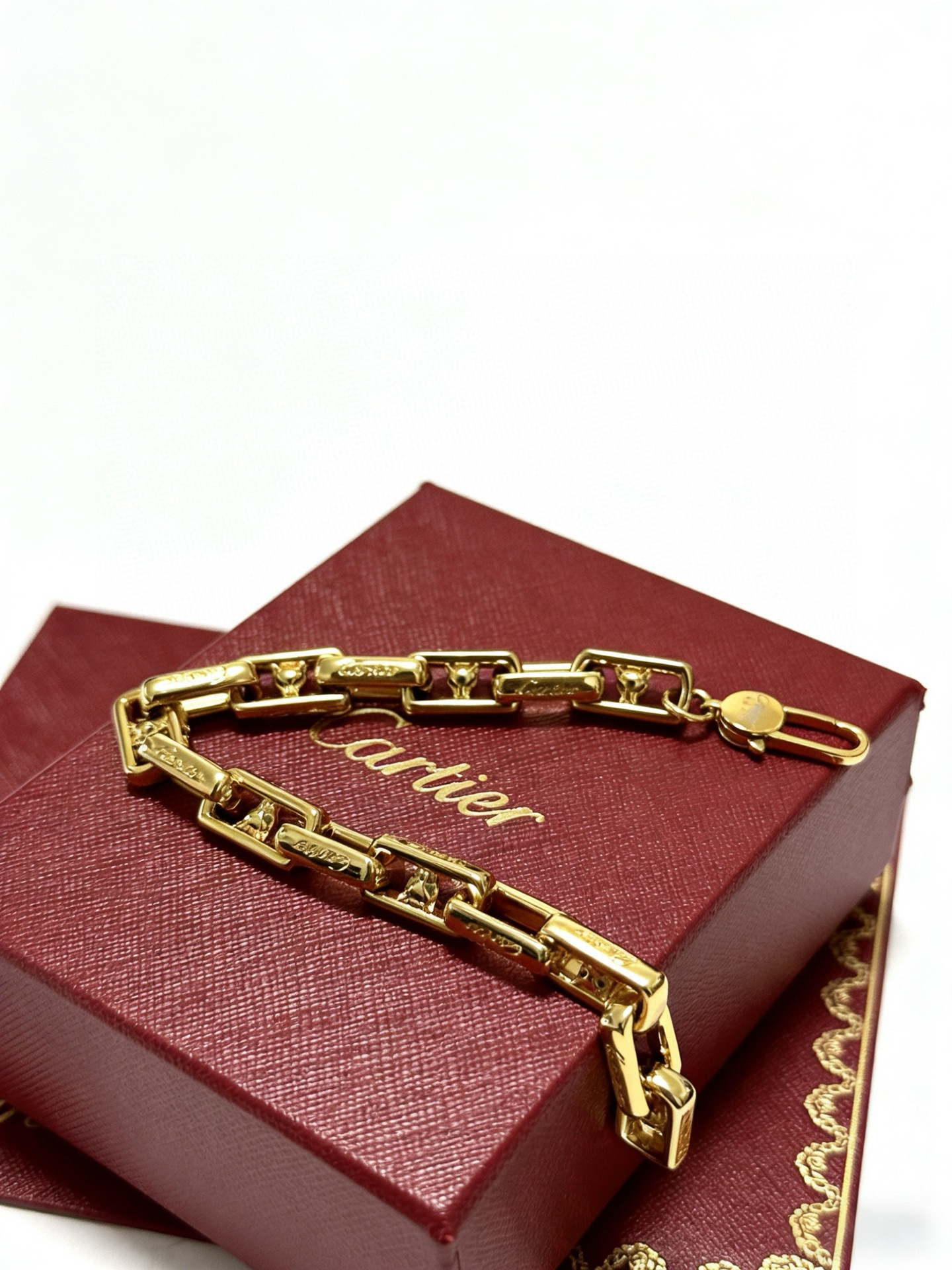 Cartier 新款卡地亚手链V金材质系列 品相完美 细节无敌 那种独特的色泽完全无可挑剔 再缀以 指环外形设计