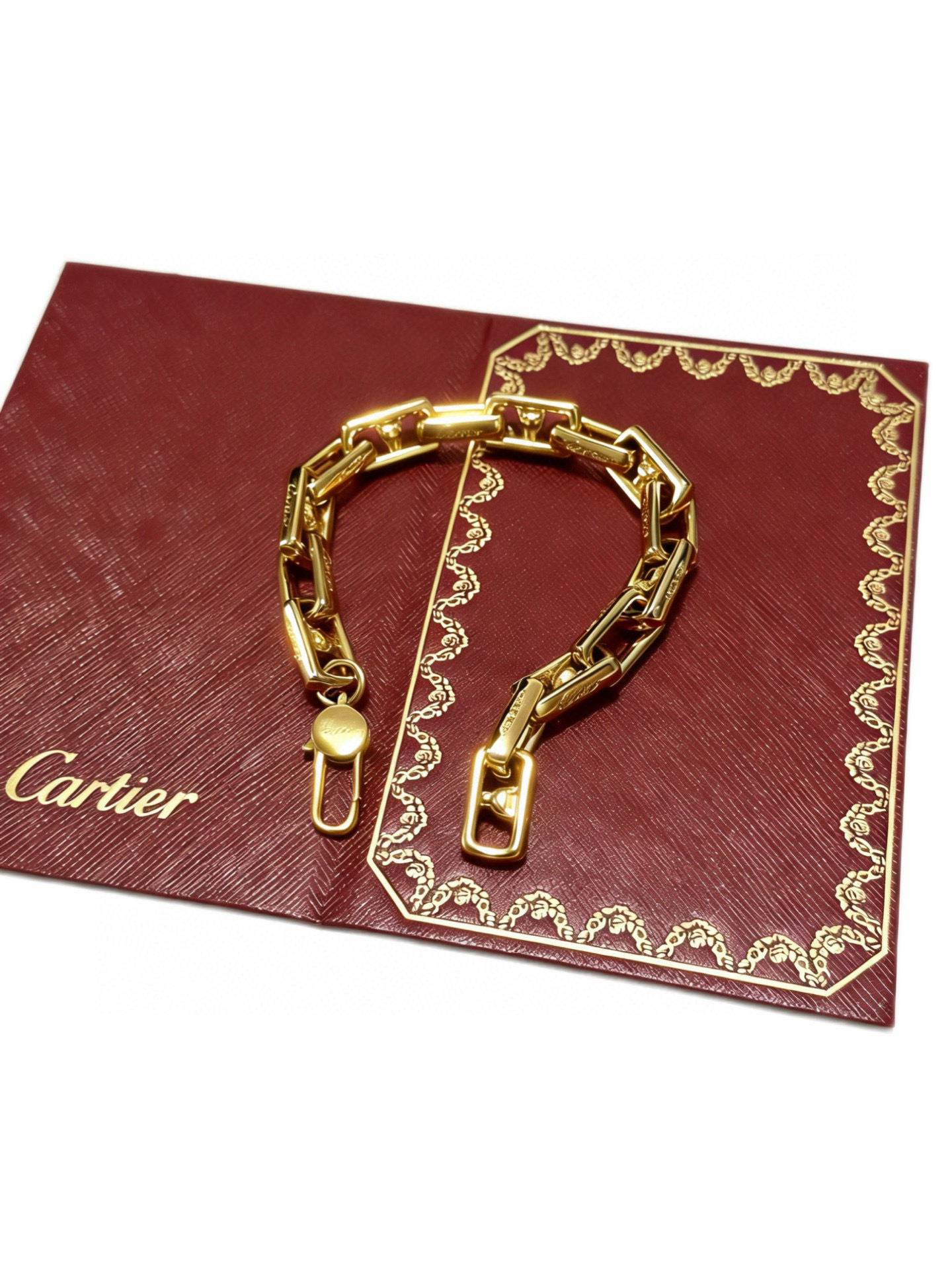 Cartier 新款卡地亚手链V金材质系列 品相完美 细节无敌 那种独特的色泽完全无可挑剔 再缀以 指环外形设计