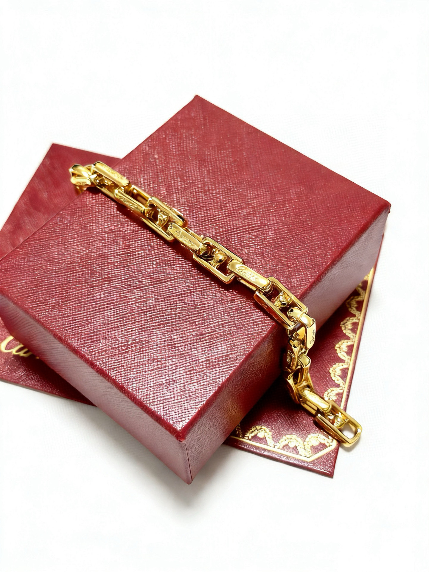 Cartier 新款卡地亚手链V金材质系列 品相完美 细节无敌 那种独特的色泽完全无可挑剔 再缀以 指环外形设计
