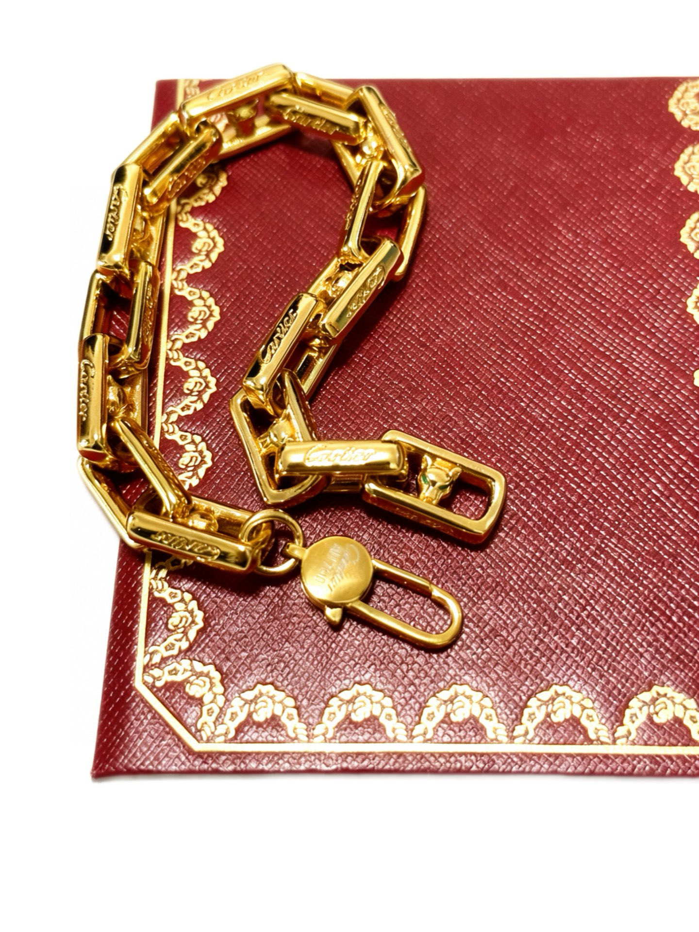 Cartier 新款卡地亚手链V金材质系列 品相完美 细节无敌 那种独特的色泽完全无可挑剔 再缀以 指环外形设计
