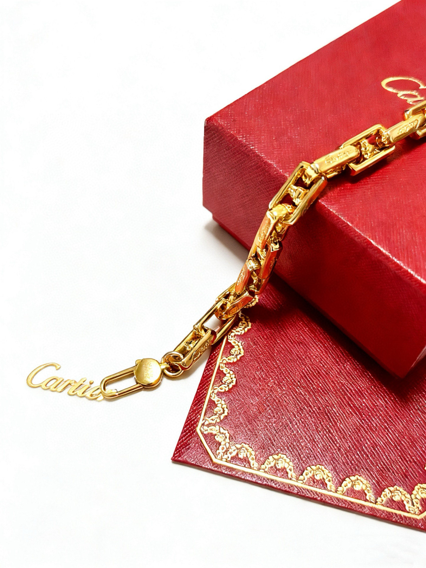 Cartier 新款卡地亚手链V金材质系列 品相完美 细节无敌 那种独特的色泽完全无可挑剔 再缀以 指环外形设计