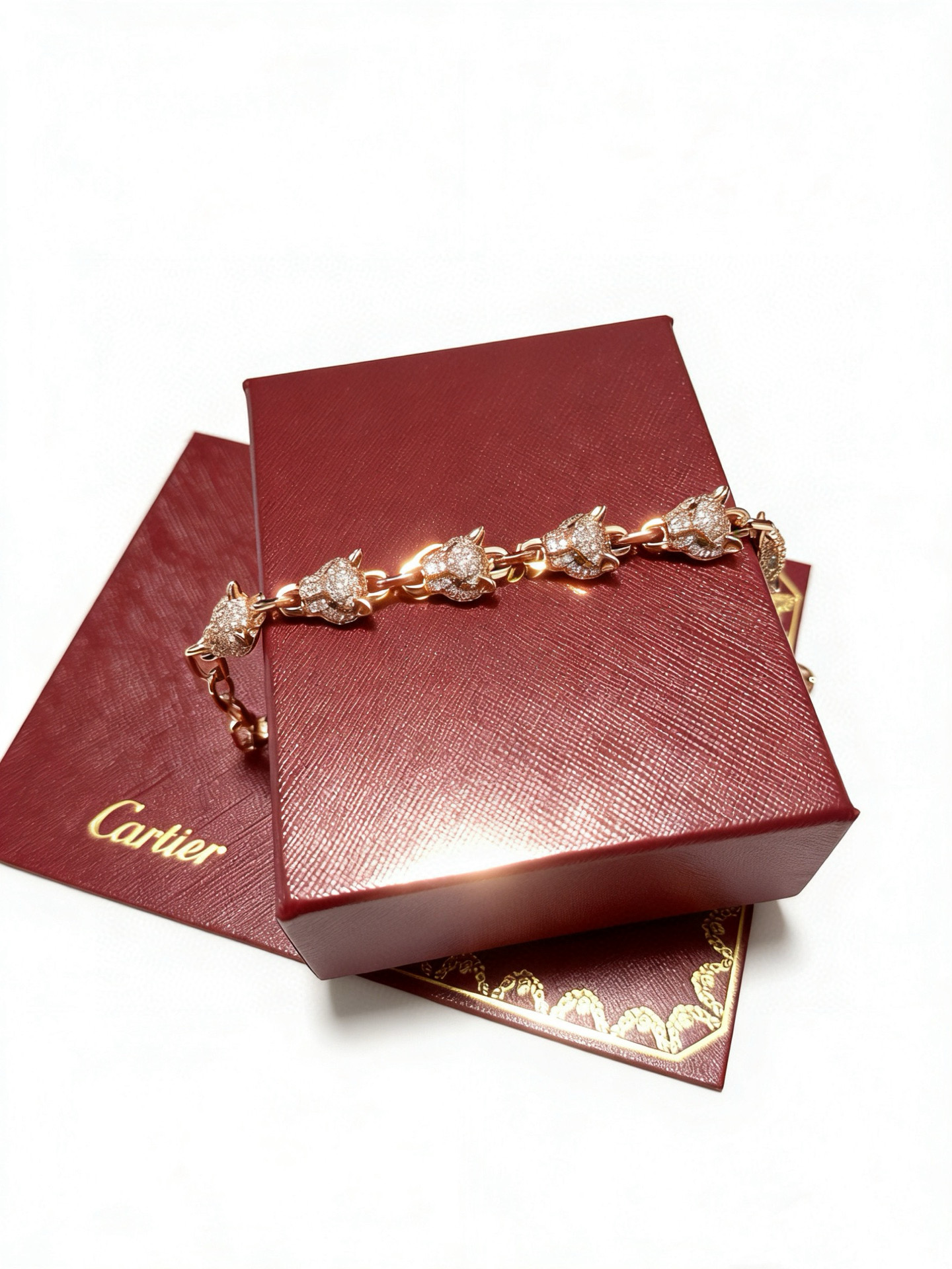 Cartier 新款卡地亚手链V金材质系列 品相完美 细节无敌 那种独特的色泽完全无可挑剔 再缀以 指环外形设计