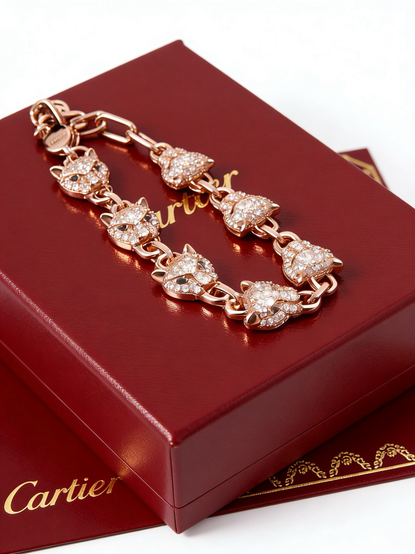 Cartier 新款卡地亚手链V金材质系列 品相完美 细节无敌 那种独特的色泽完全无可挑剔 再缀以 指环外形设计
