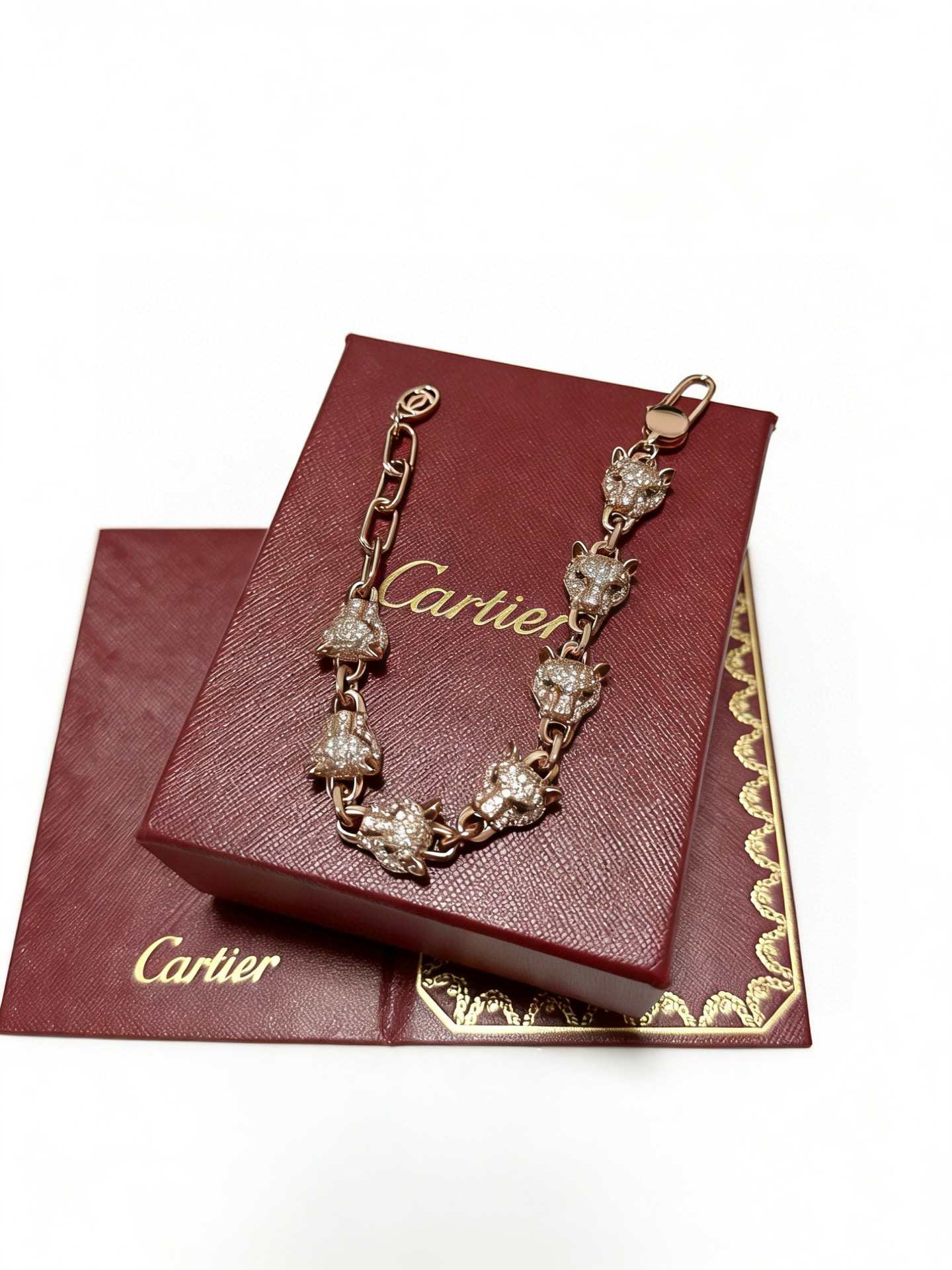 Cartier 新款卡地亚手链V金材质系列 品相完美 细节无敌 那种独特的色泽完全无可挑剔 再缀以 指环外形设计
