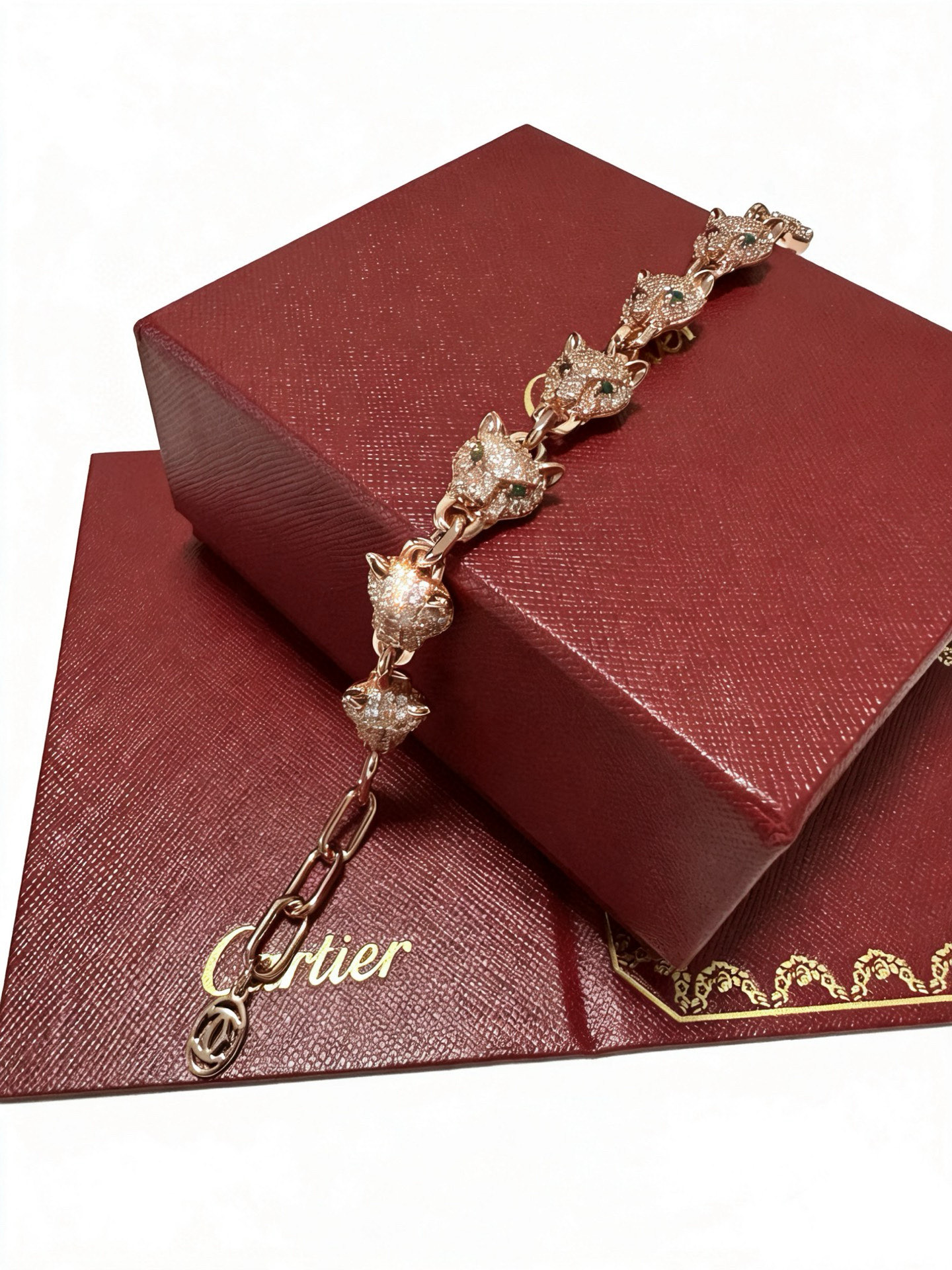 Cartier 新款卡地亚手链V金材质系列 品相完美 细节无敌 那种独特的色泽完全无可挑剔 再缀以 指环外形设计