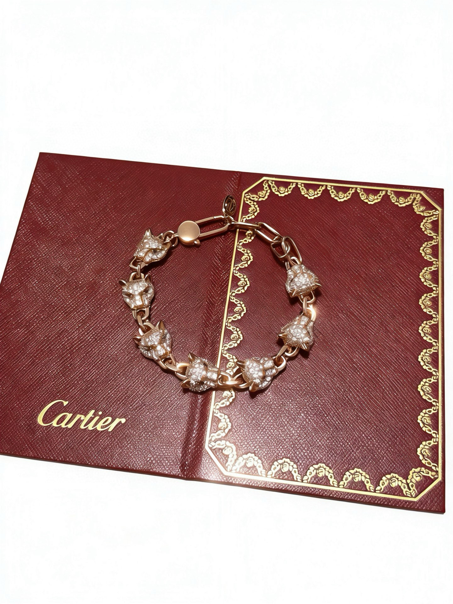 Cartier 新款卡地亚手链V金材质系列 品相完美 细节无敌 那种独特的色泽完全无可挑剔 再缀以 指环外形设计