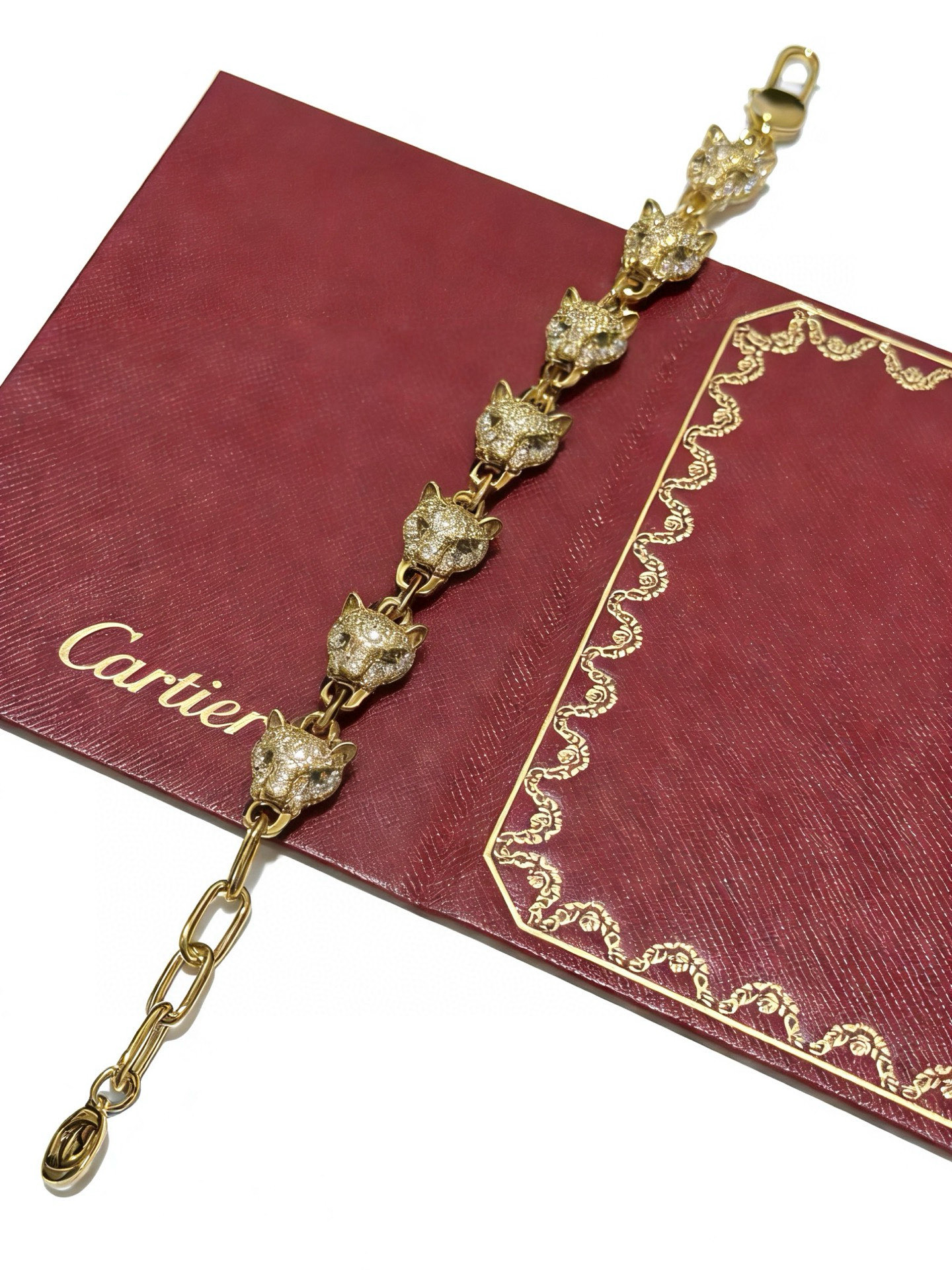 Cartier 新款卡地亚手链V金材质系列 品相完美 细节无敌 那种独特的色泽完全无可挑剔 再缀以 指环外形设计