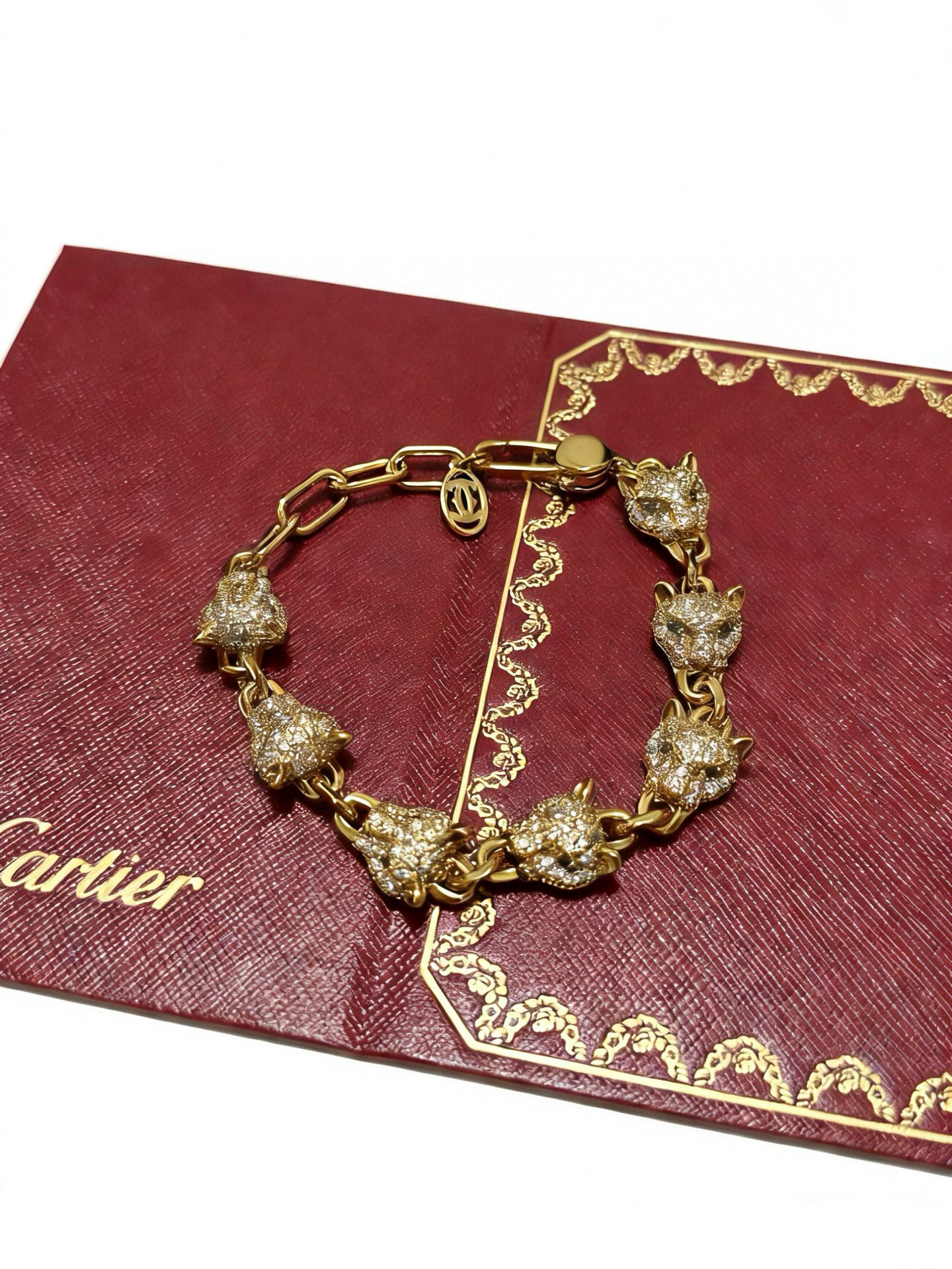 Cartier 新款卡地亚手链V金材质系列 品相完美 细节无敌 那种独特的色泽完全无可挑剔 再缀以 指环外形设计