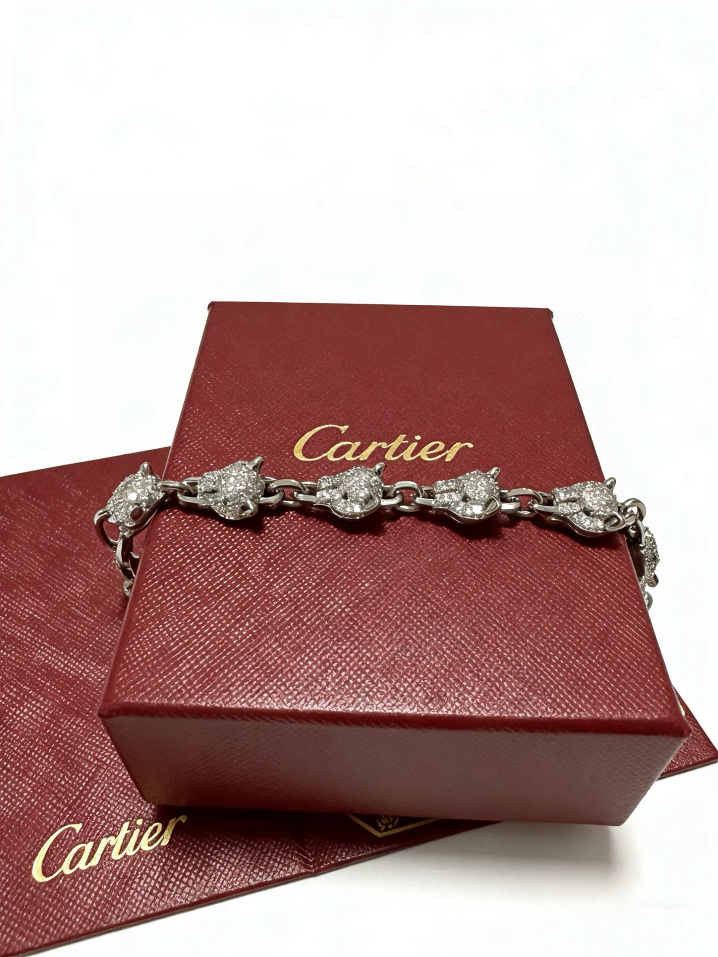 Cartier 新款卡地亚手链V金材质系列 品相完美 细节无敌 那种独特的色泽完全无可挑剔 再缀以 指环外形设计