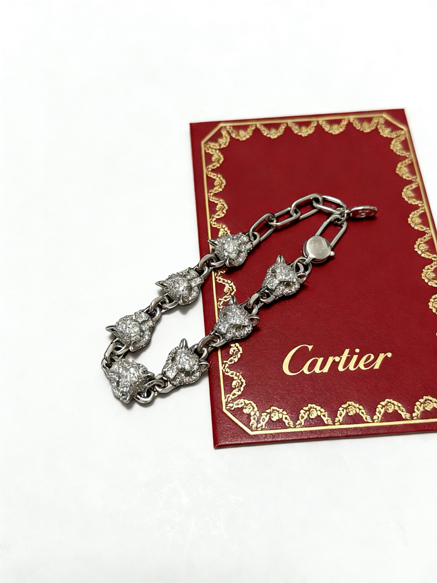 Cartier 新款卡地亚手链V金材质系列 品相完美 细节无敌 那种独特的色泽完全无可挑剔 再缀以 指环外形设计