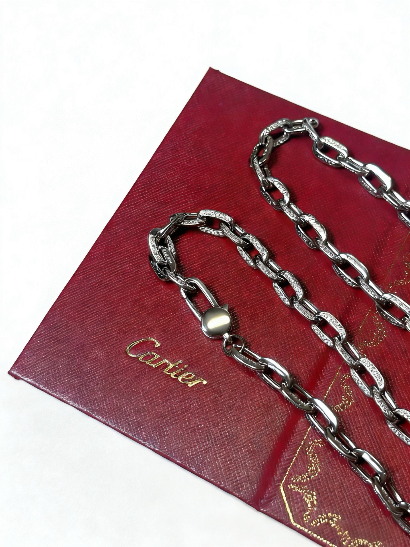 Cartier 新款卡地亚项链V金材质系列 品相完美 细节无敌 那种独特的色泽完全无可挑剔 再缀以 指环外形设计