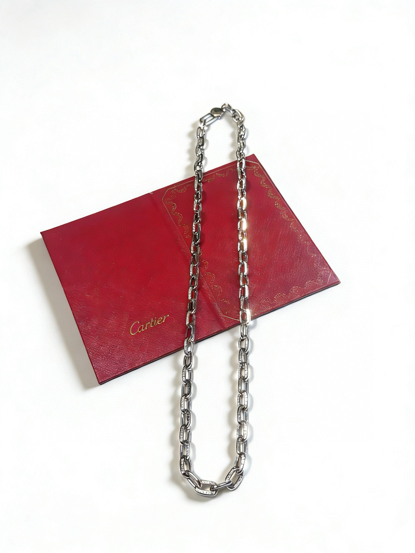 Cartier 新款卡地亚项链V金材质系列 品相完美 细节无敌 那种独特的色泽完全无可挑剔 再缀以 指环外形设计