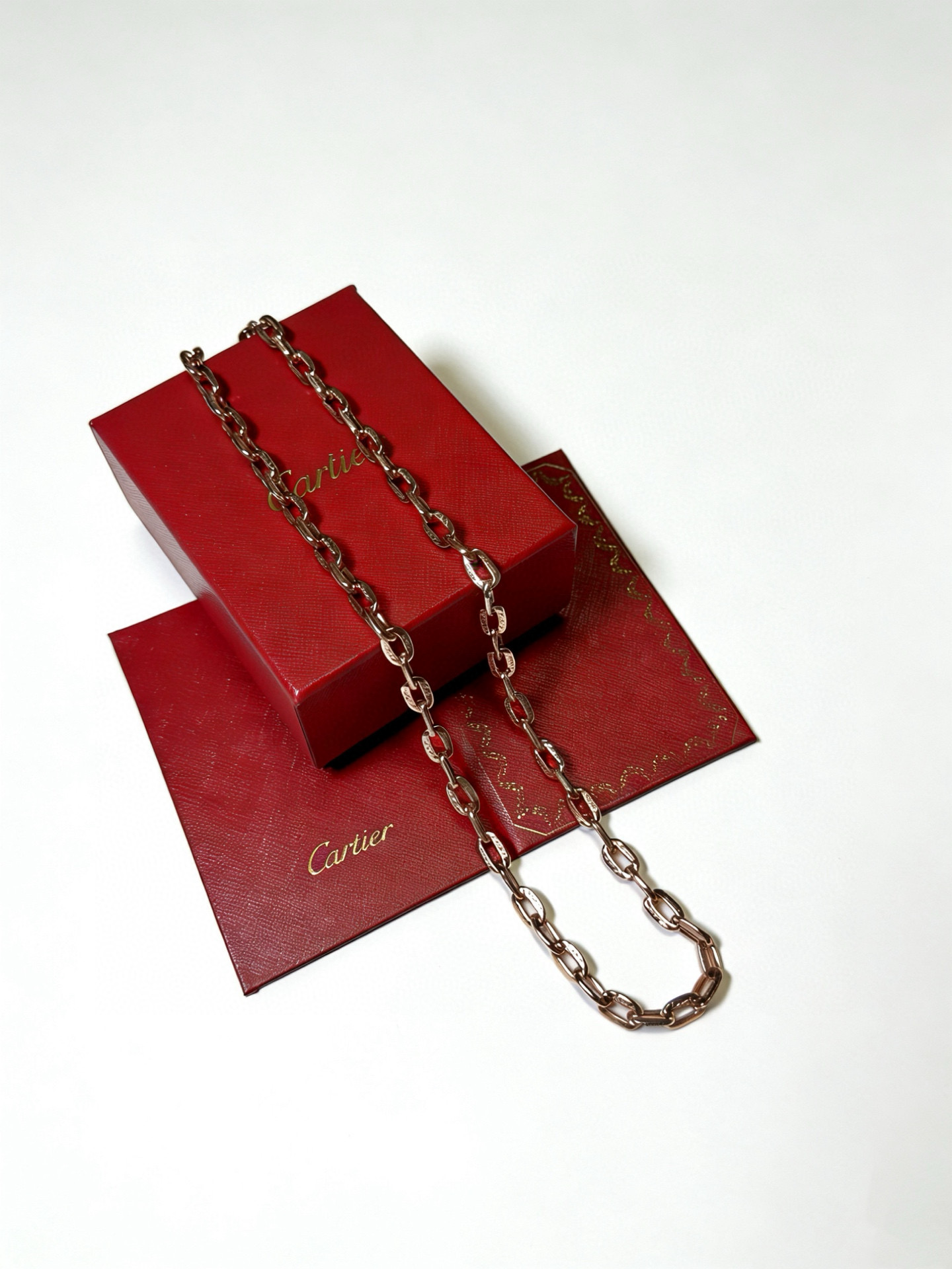 Cartier 新款卡地亚项链V金材质系列 品相完美 细节无敌 那种独特的色泽完全无可挑剔 再缀以 指环外形设计