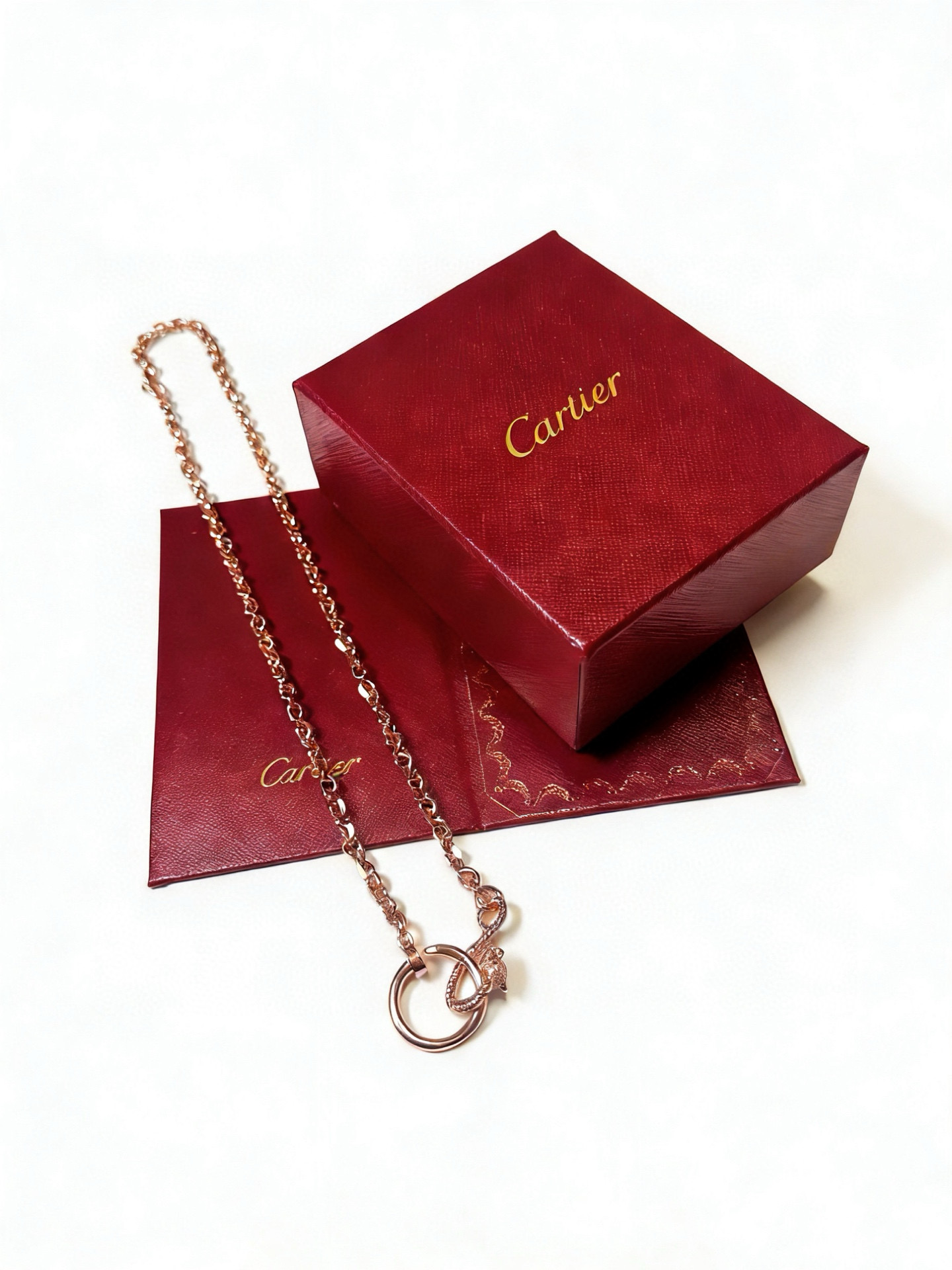 Cartier 新款卡地亚项链V金材质系列 品相完美 细节无敌 那种独特的色泽完全无可挑剔 再缀以 指环外形设计