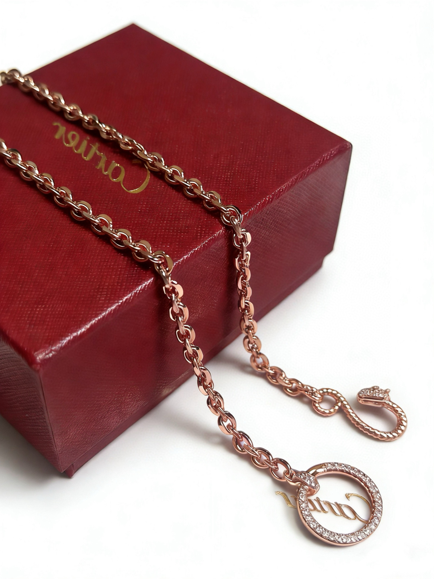 Cartier 新款卡地亚项链V金材质系列 品相完美 细节无敌 那种独特的色泽完全无可挑剔 再缀以 指环外形设计