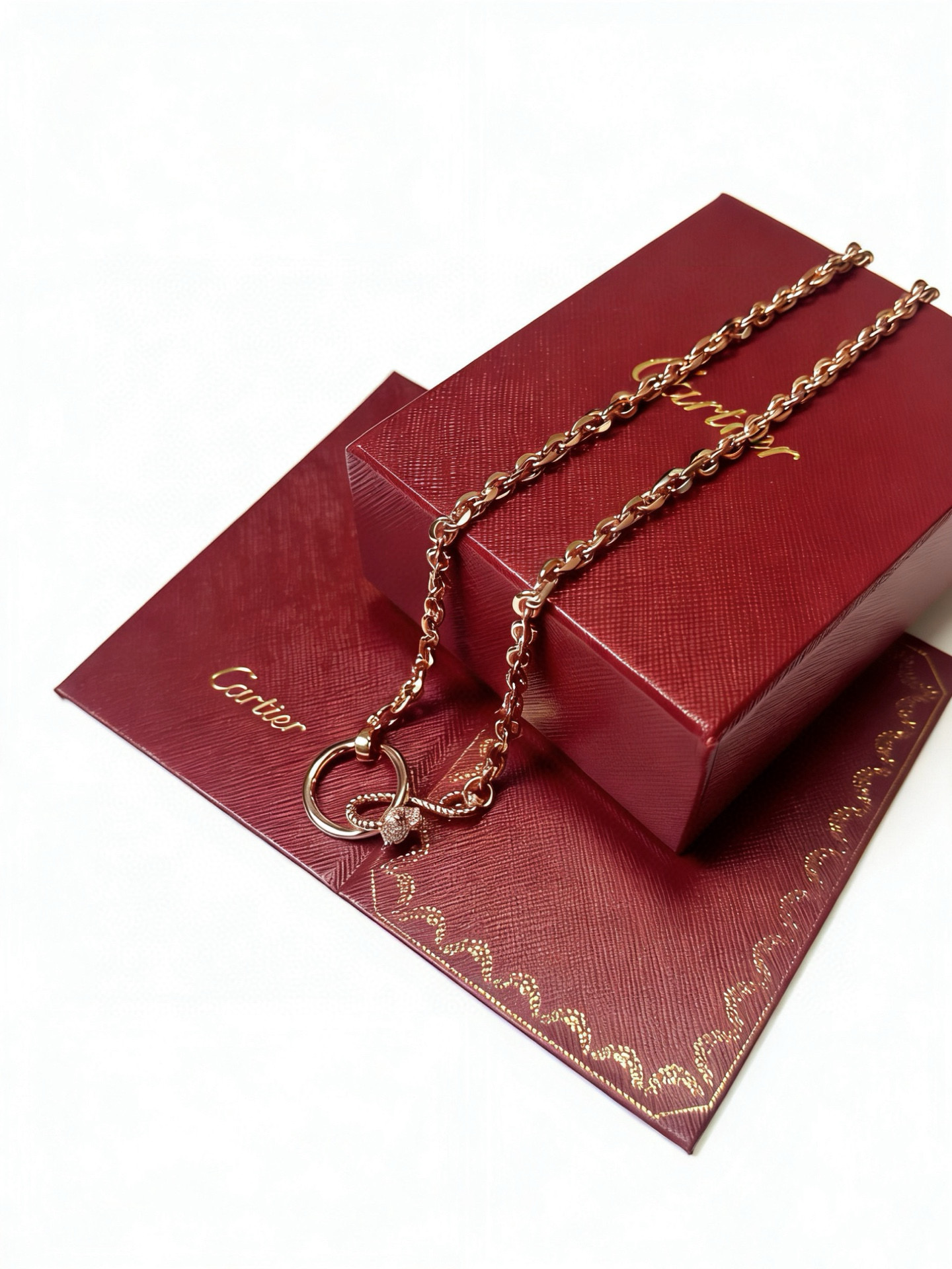Cartier 新款卡地亚项链V金材质系列 品相完美 细节无敌 那种独特的色泽完全无可挑剔 再缀以 指环外形设计