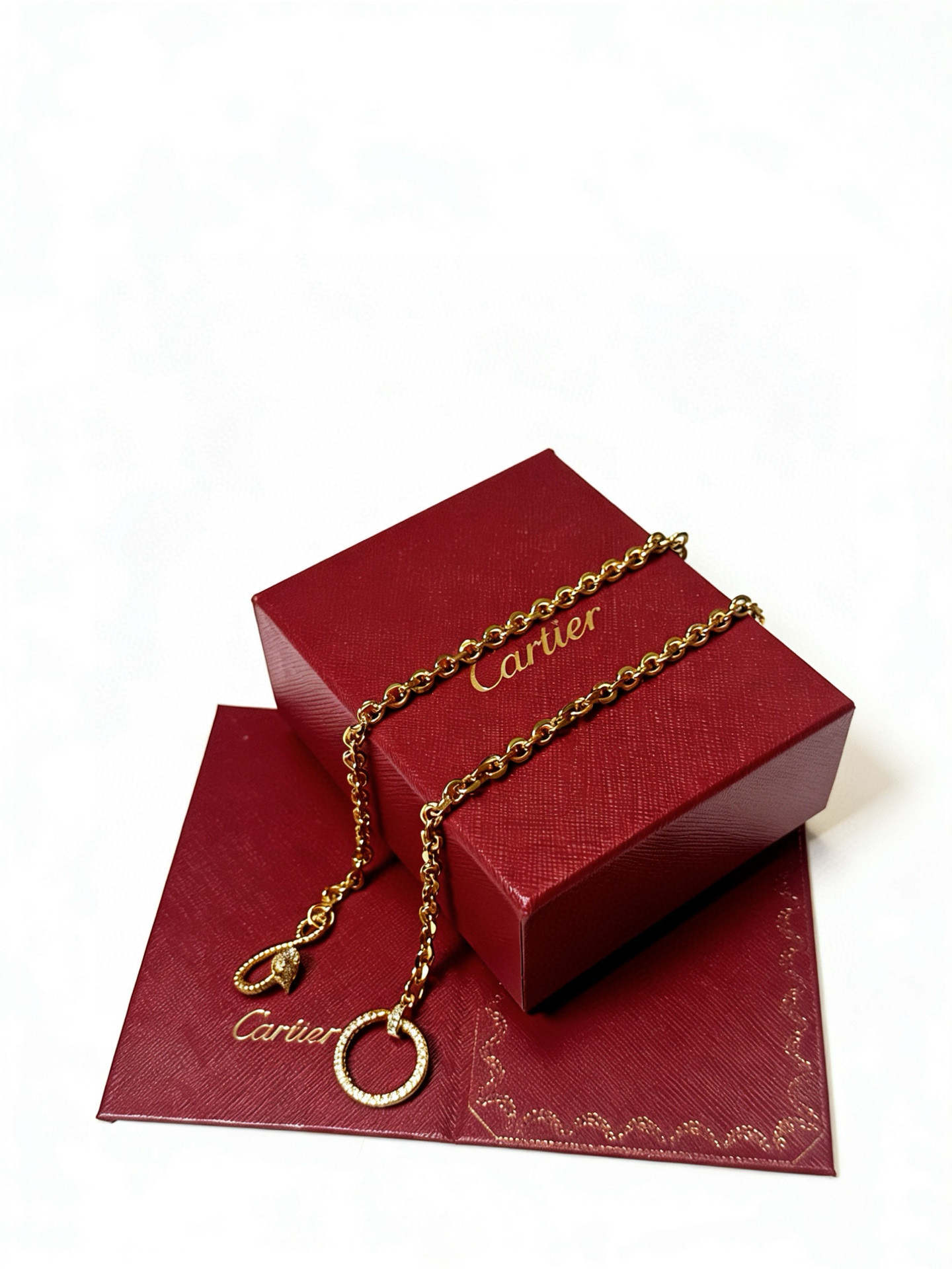 Cartier 新款卡地亚项链V金材质系列 品相完美 细节无敌 那种独特的色泽完全无可挑剔 再缀以 指环外形设计