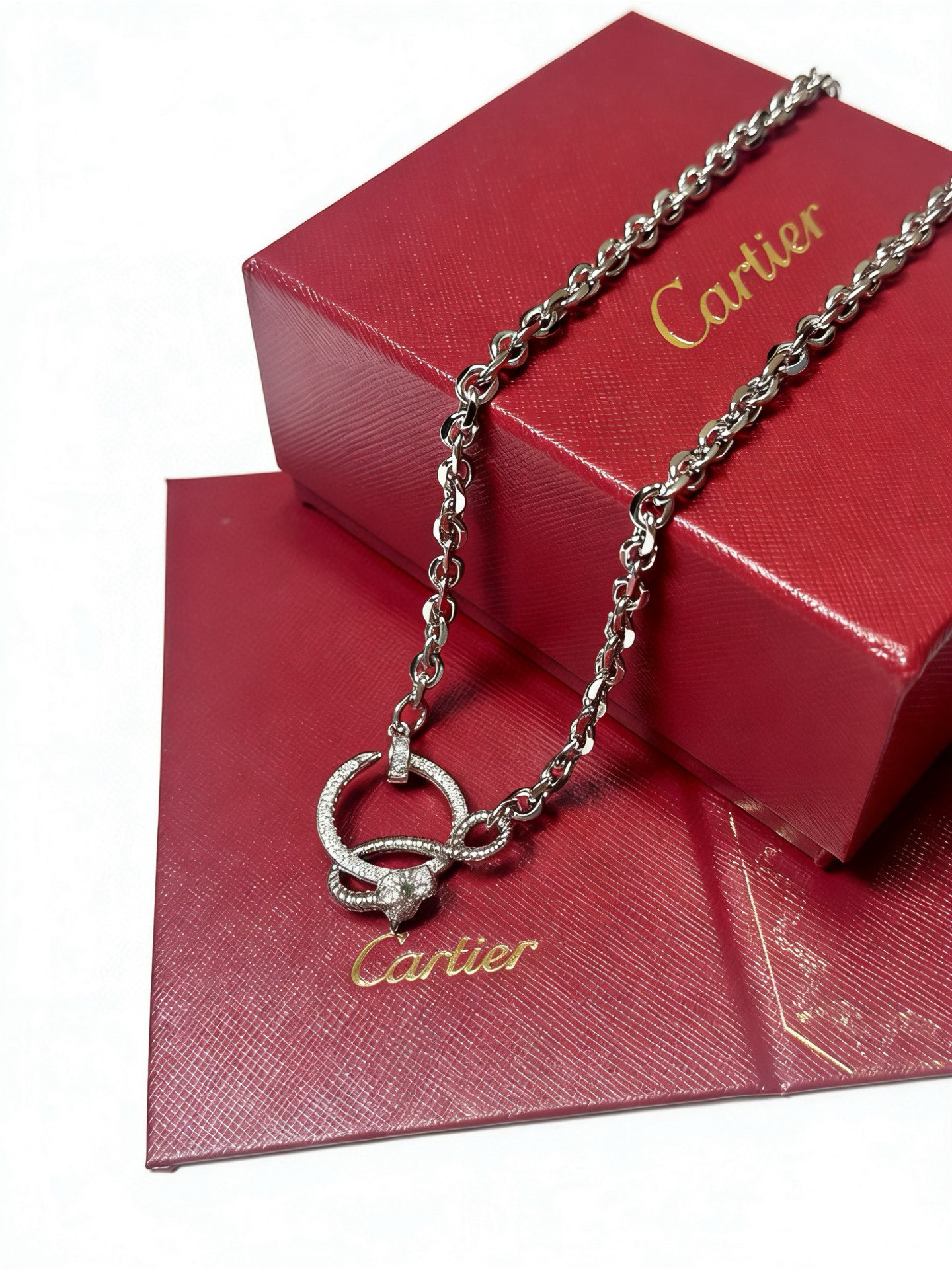 Cartier 新款卡地亚项链V金材质系列 品相完美 细节无敌 那种独特的色泽完全无可挑剔 再缀以 指环外形设计