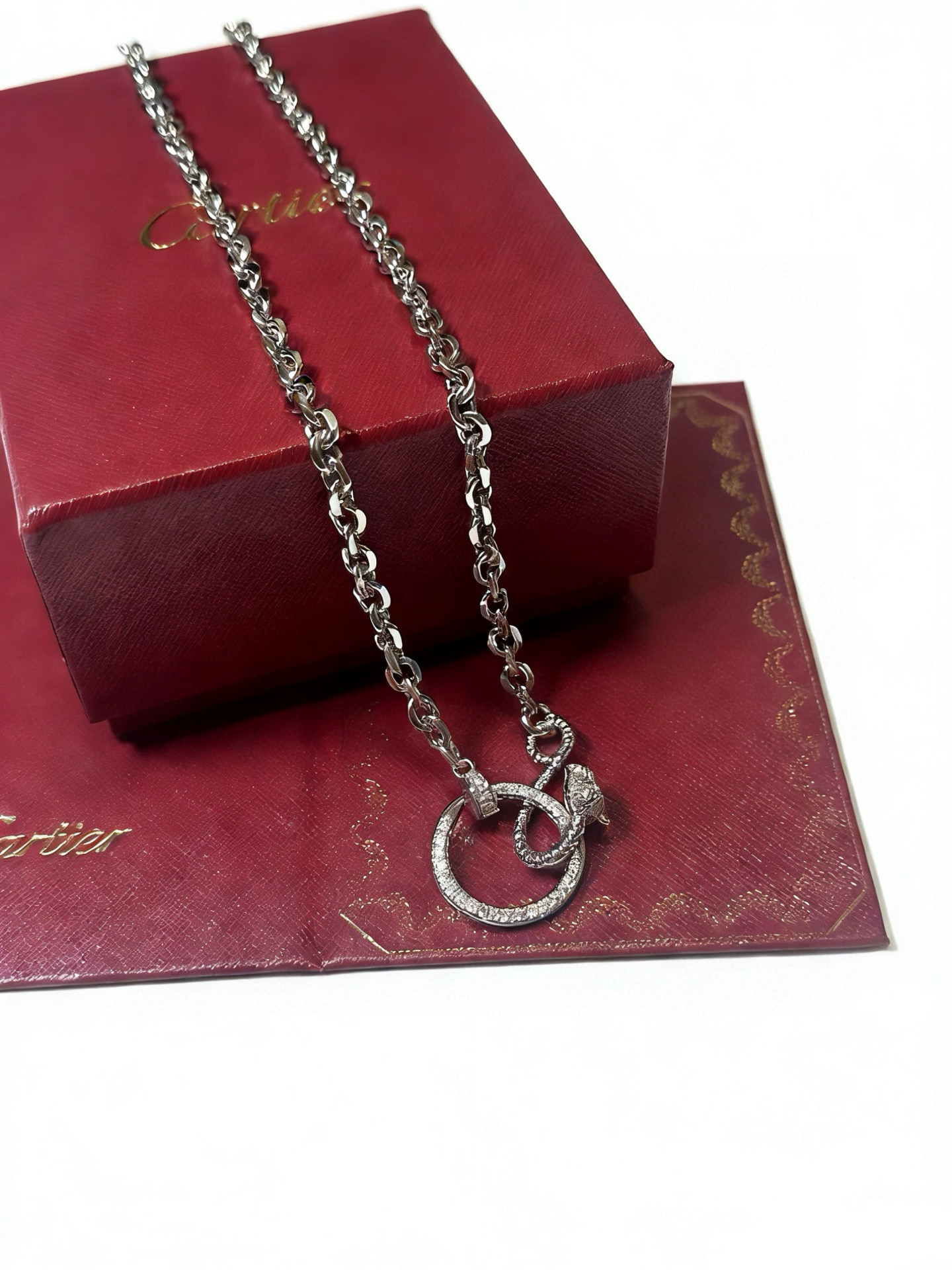 Cartier 新款卡地亚项链V金材质系列 品相完美 细节无敌 那种独特的色泽完全无可挑剔 再缀以 指环外形设计