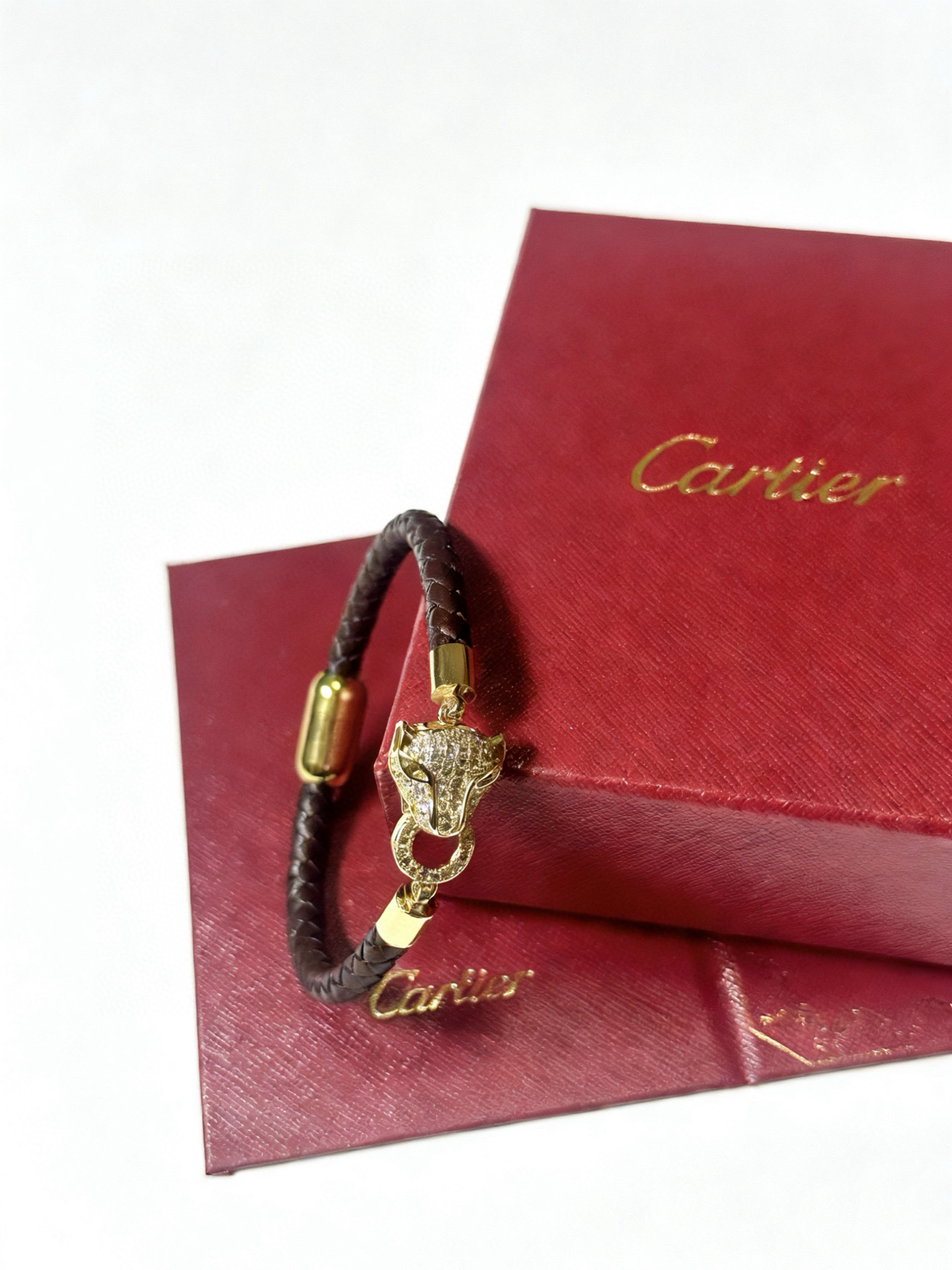Cartier 卡地亚手链手镯V金牛皮材质系列 品相完美 细节无敌 那种独特的色泽完全无可挑剔 再缀以 指环外形设计
