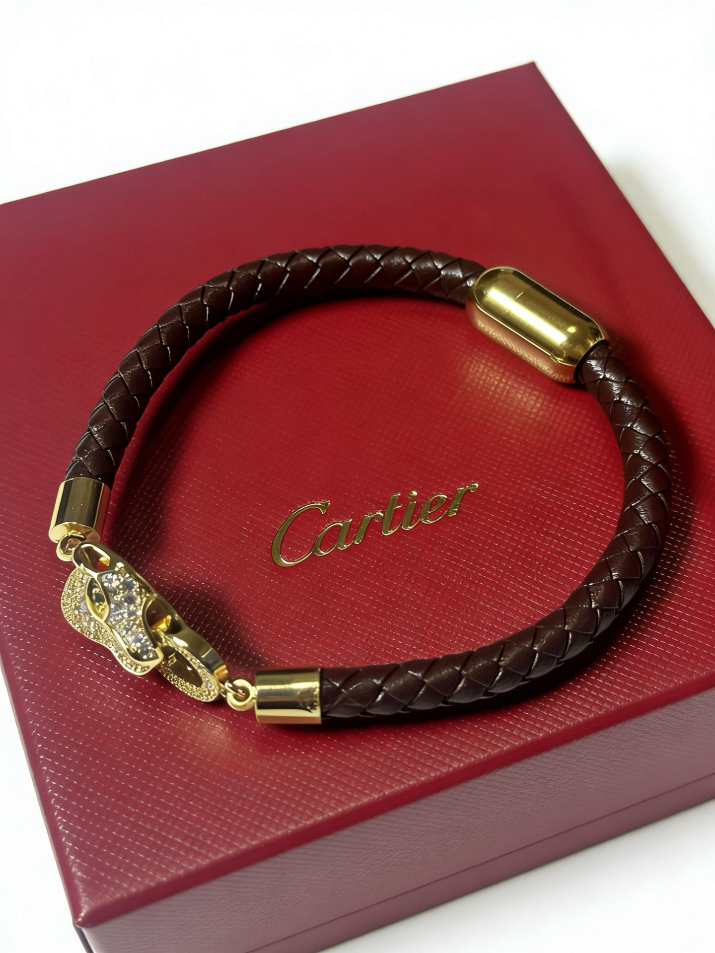 Cartier 卡地亚手链手镯V金牛皮材质系列 品相完美 细节无敌 那种独特的色泽完全无可挑剔 再缀以 指环外形设计