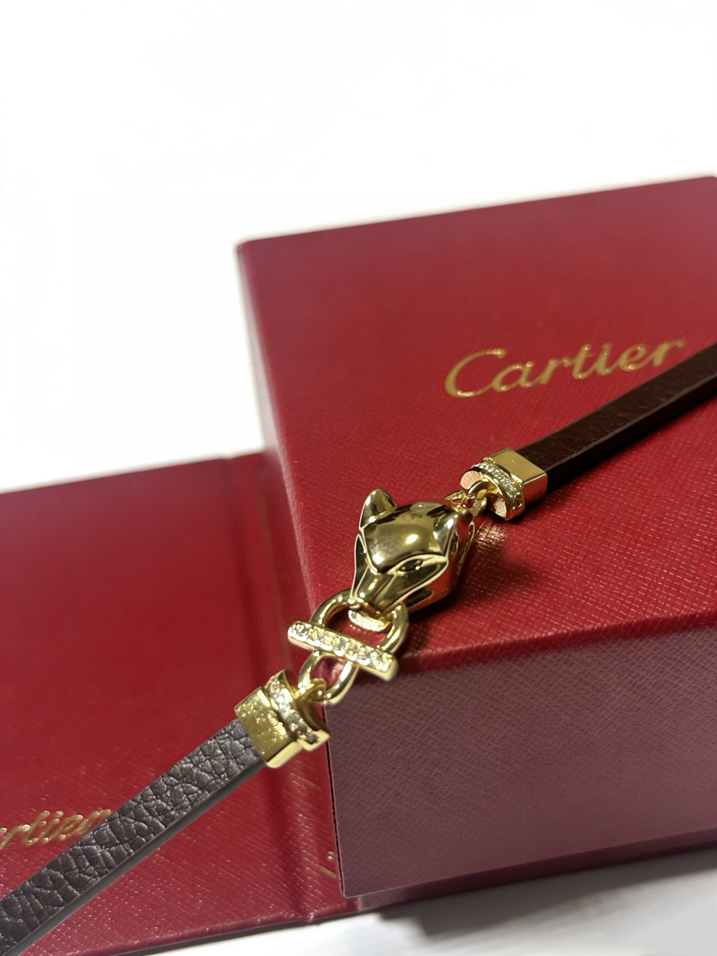 Cartier 卡地亚手链手镯V金牛皮材质系列 品相完美 细节无敌 那种独特的色泽完全无可挑剔 再缀以 指环外形设计