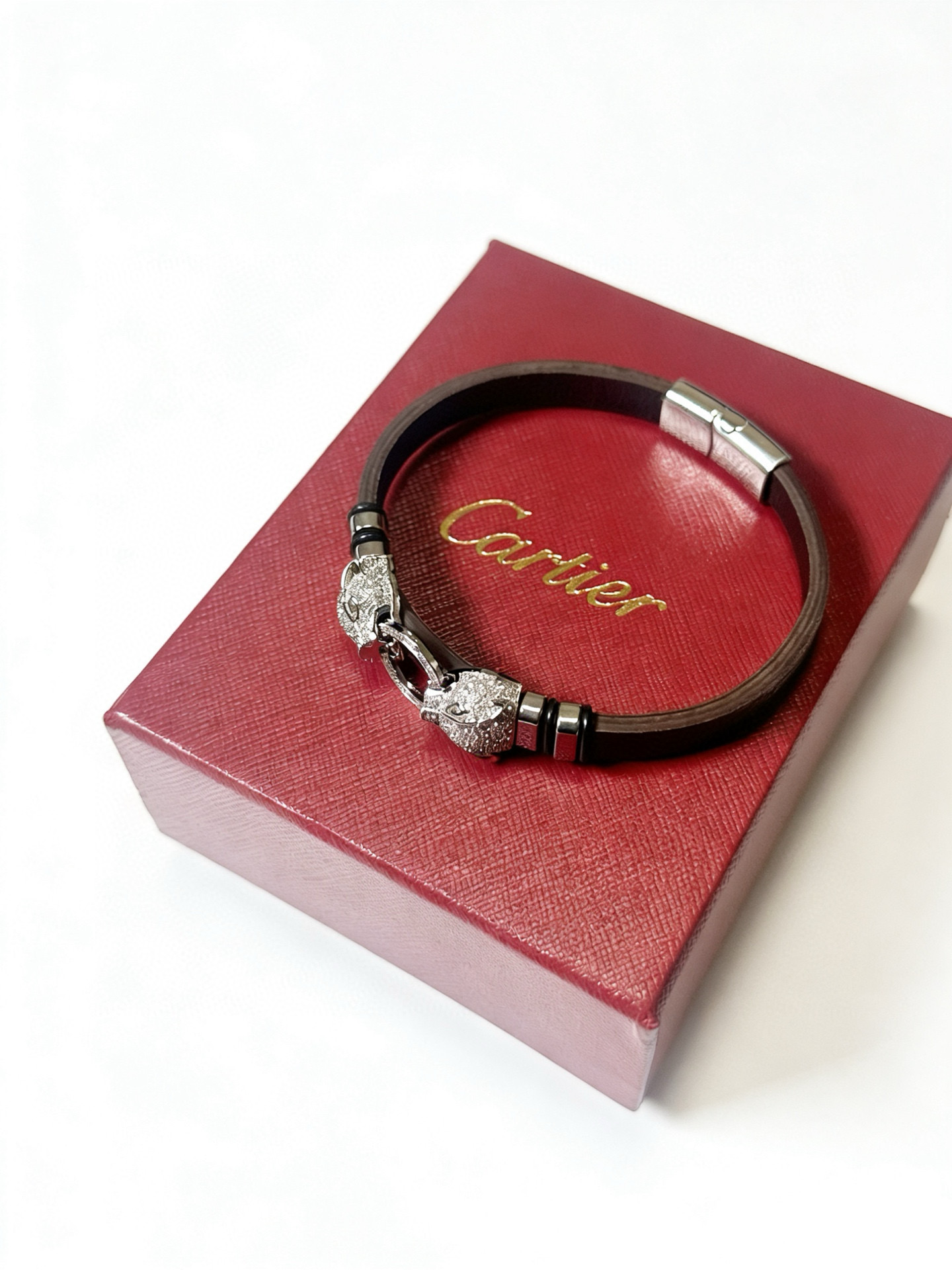 Cartier 卡地亚手链手镯V金牛皮材质系列 品相完美 细节无敌 那种独特的色泽完全无可挑剔 再缀以 指环外形设计