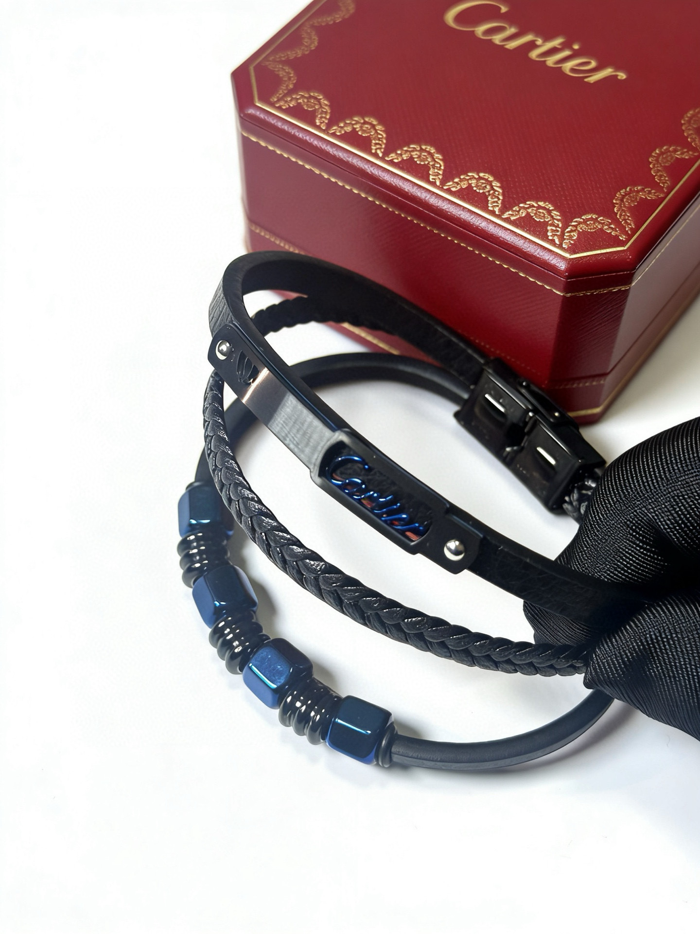 Cartier 卡地亚手链手镯V金牛皮材质系列 品相完美 细节无敌 那种独特的色泽完全无可挑剔 再缀以 指环外形设计