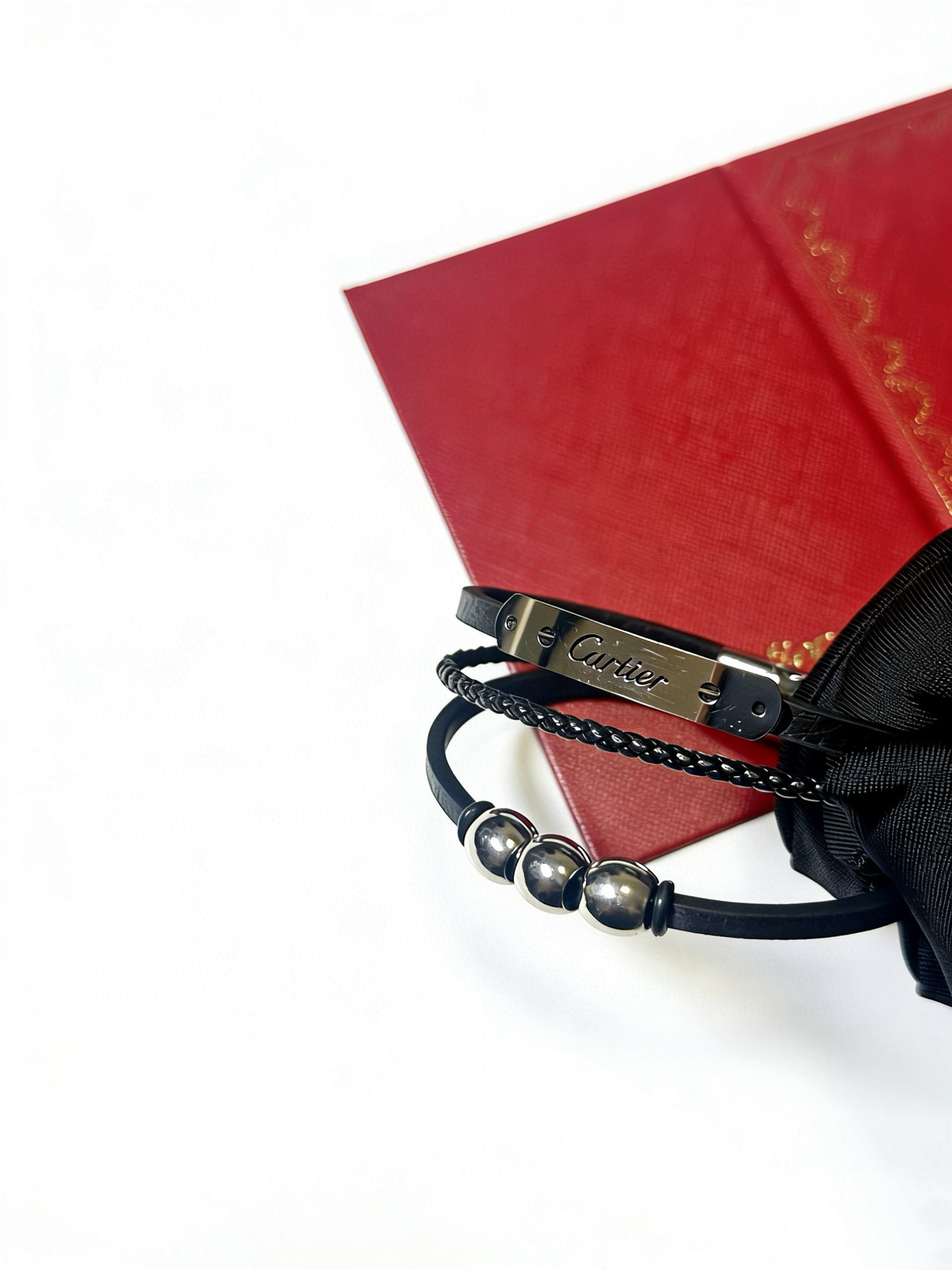 Cartier 卡地亚手链手镯V金牛皮材质系列 品相完美 细节无敌 那种独特的色泽完全无可挑剔 再缀以 指环外形设计