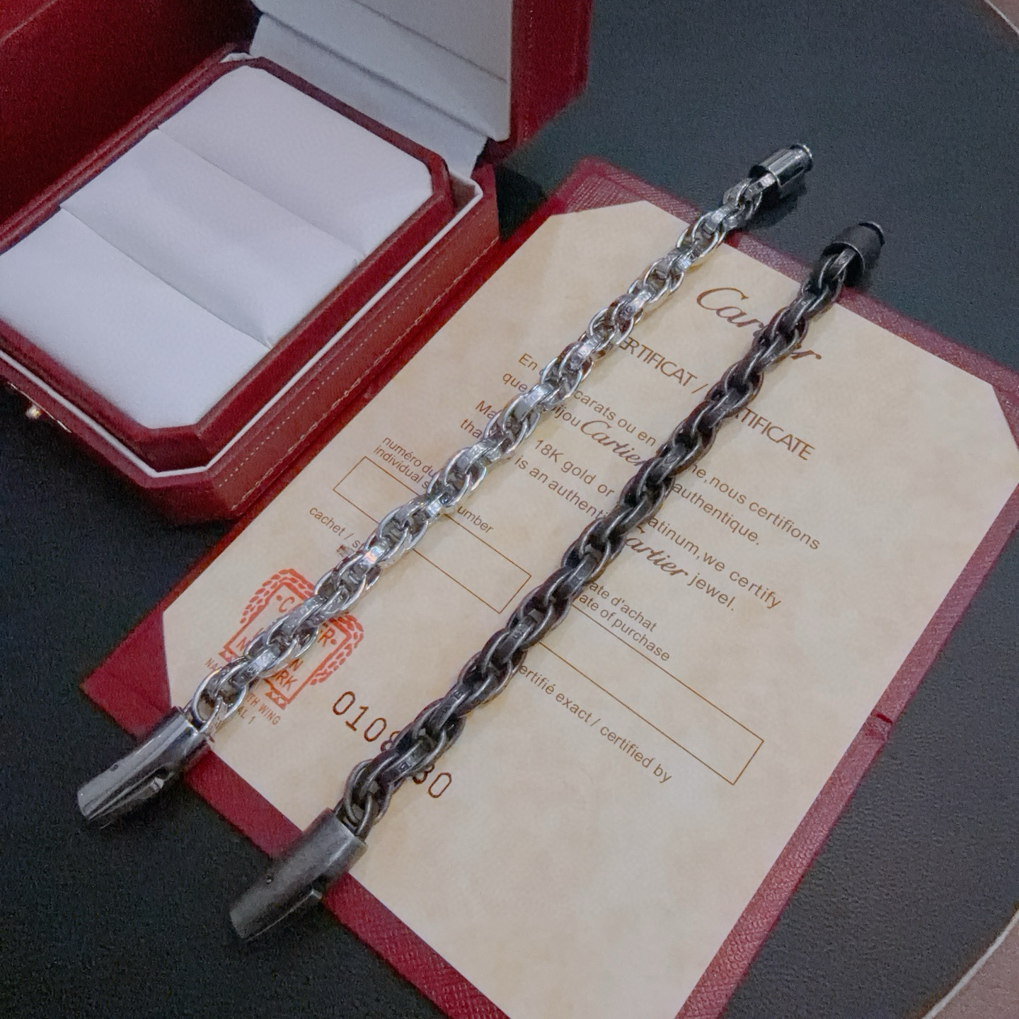 Cartier 卡地亚手链V金材质系列 品相完美 细节无敌 那种独特的色泽完全无可挑剔 再缀以 指环外形设计