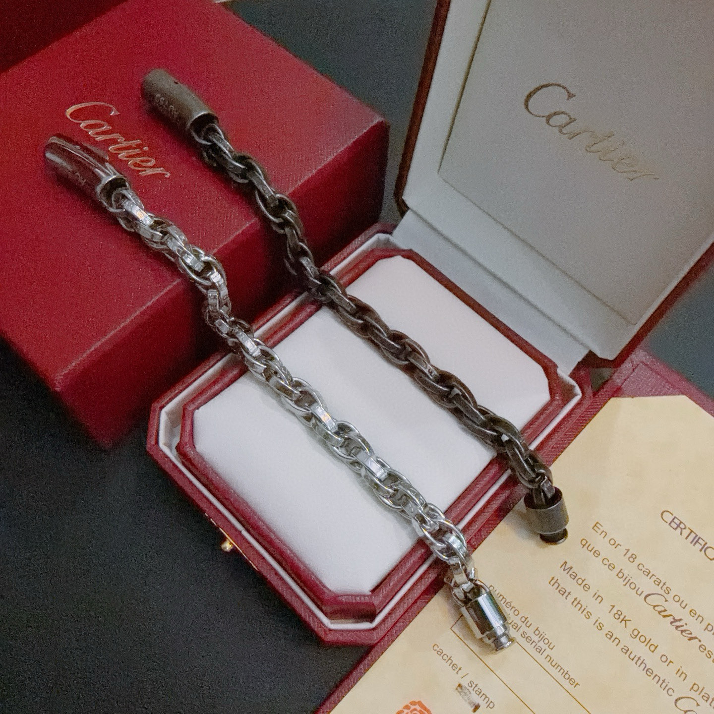 Cartier 卡地亚手链V金材质系列 品相完美 细节无敌 那种独特的色泽完全无可挑剔 再缀以 指环外形设计
