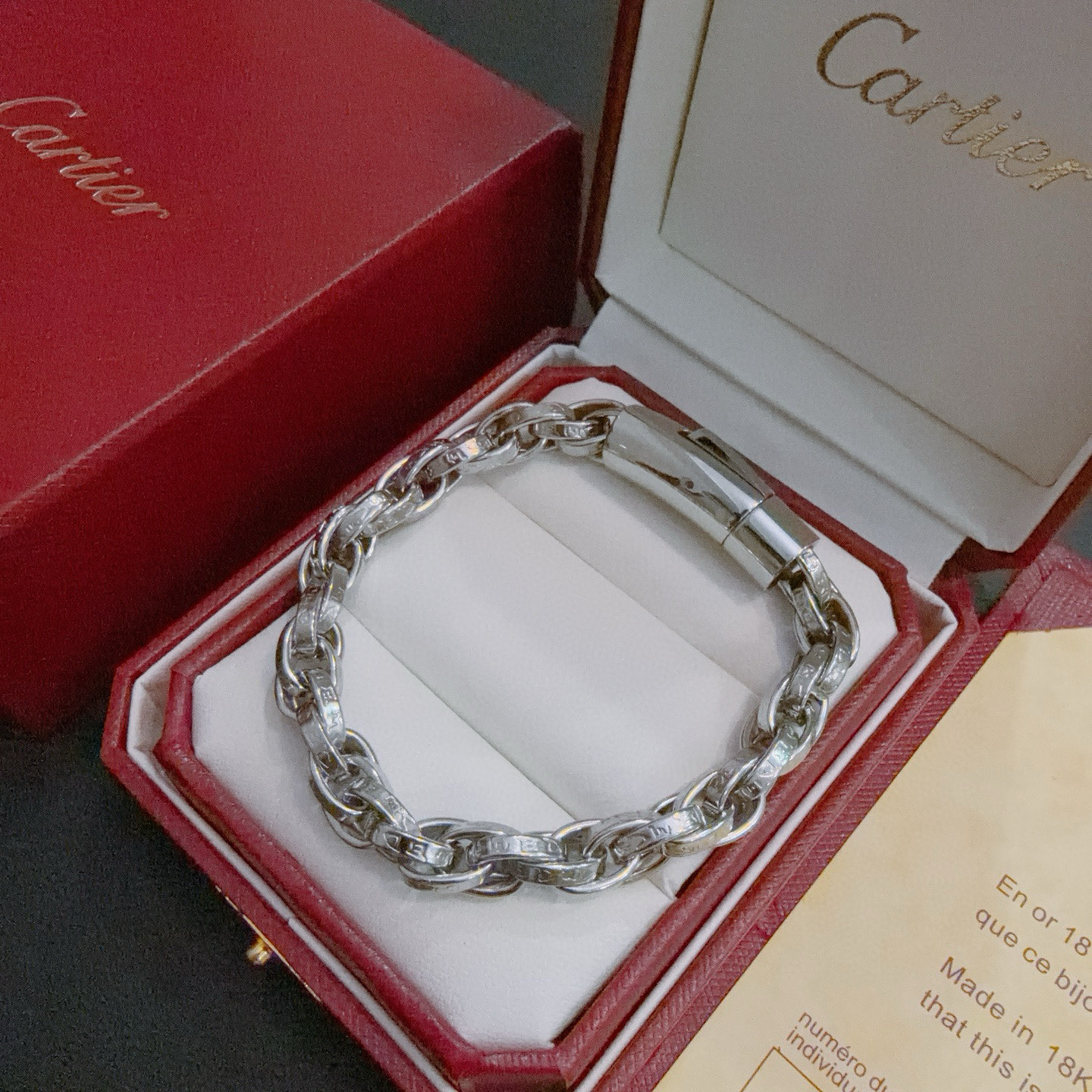 Cartier 卡地亚手链V金材质系列 品相完美 细节无敌 那种独特的色泽完全无可挑剔 再缀以 指环外形设计