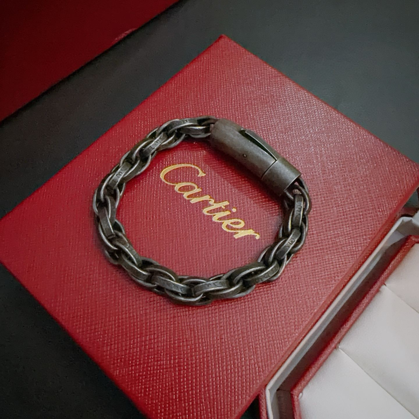 Cartier 卡地亚手链V金材质系列 品相完美 细节无敌 那种独特的色泽完全无可挑剔 再缀以 指环外形设计