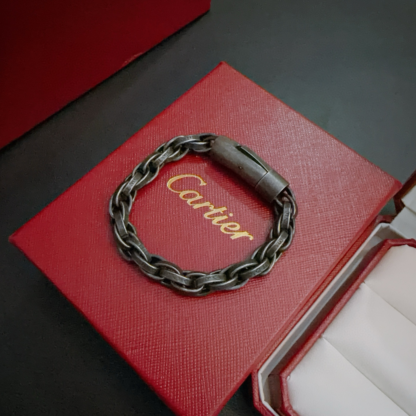 Cartier 卡地亚手链V金材质系列 品相完美 细节无敌 那种独特的色泽完全无可挑剔 再缀以 指环外形设计