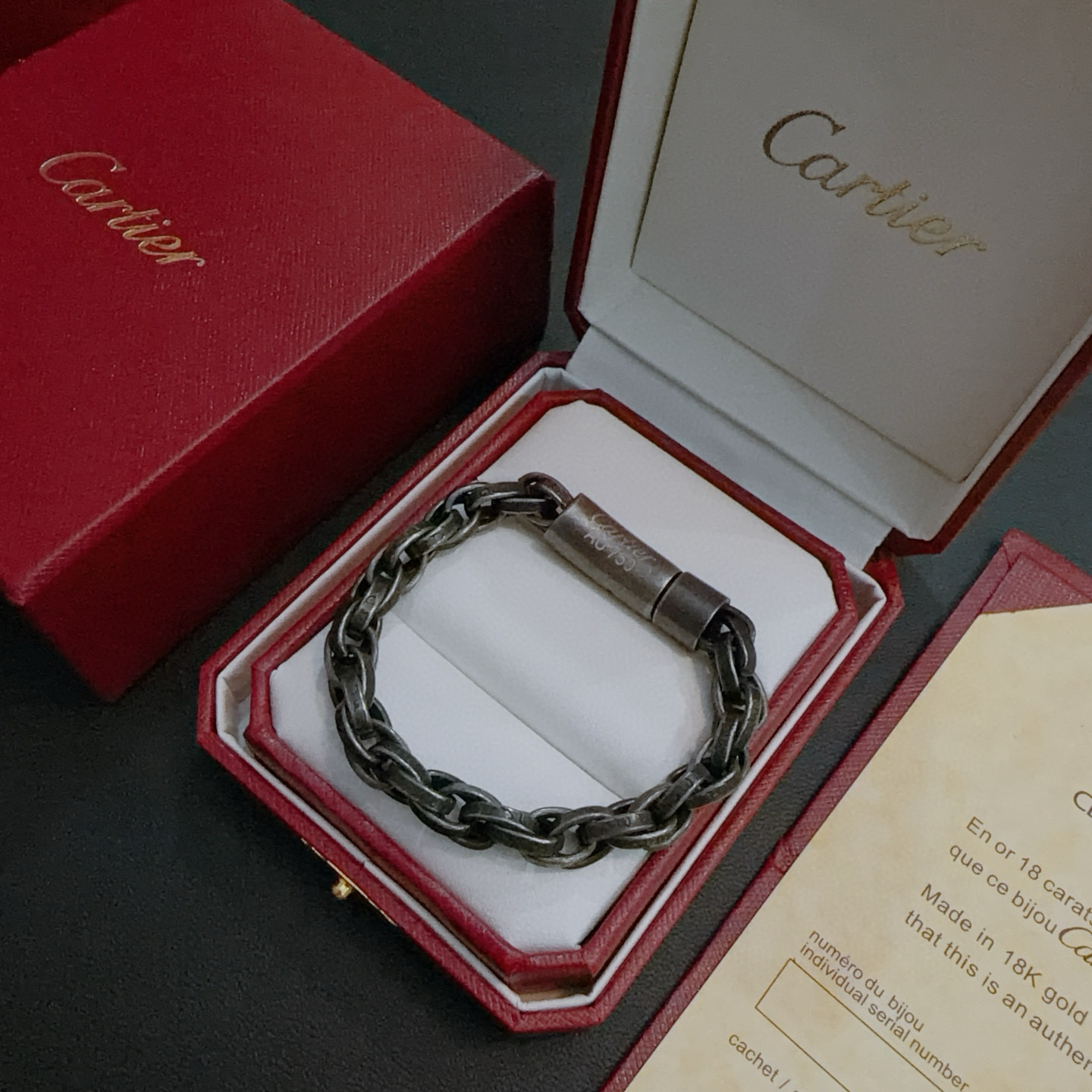 Cartier 卡地亚手链V金材质系列 品相完美 细节无敌 那种独特的色泽完全无可挑剔 再缀以 指环外形设计