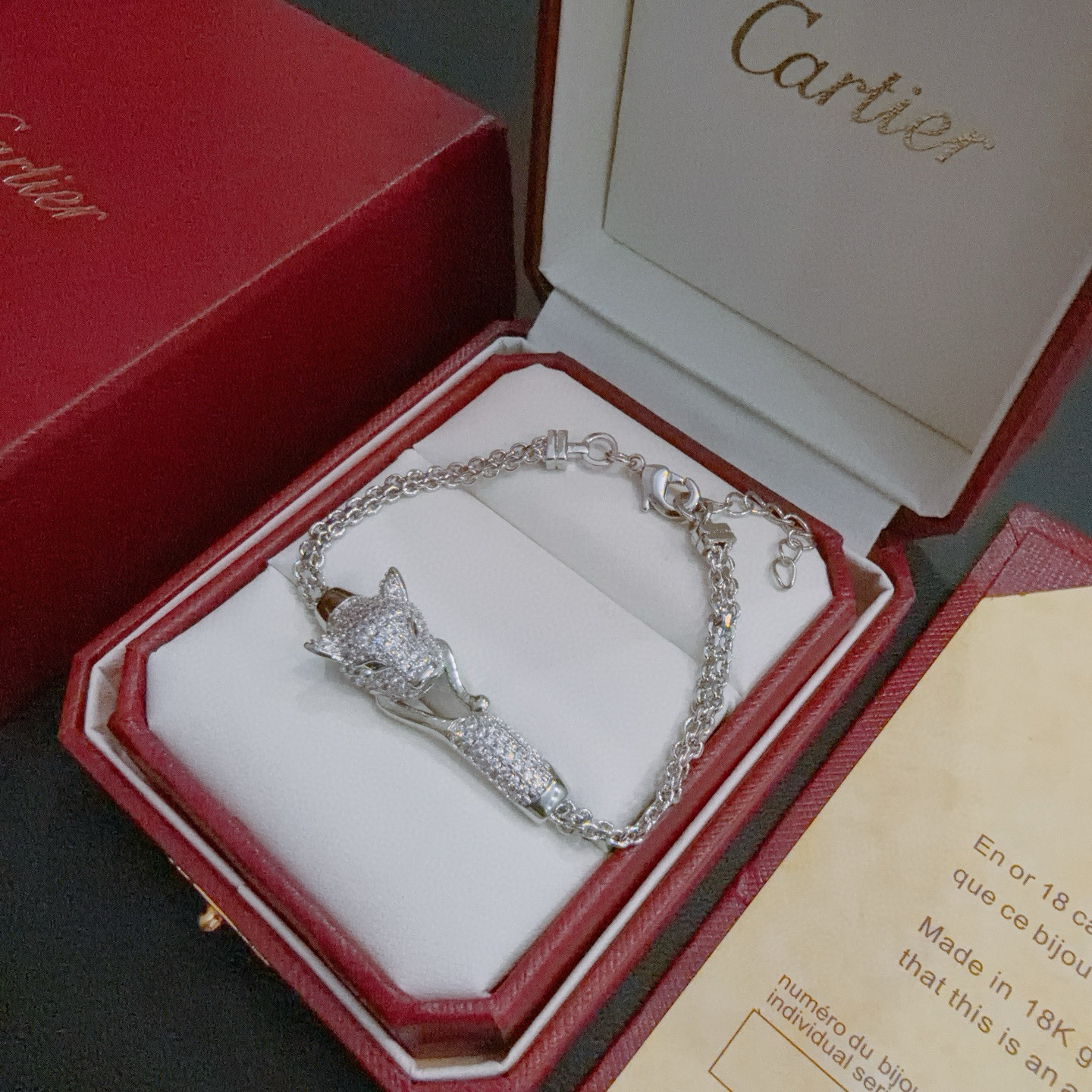 Cartier 卡地亚手链V金材质系列 品相完美 细节无敌 那种独特的色泽完全无可挑剔 再缀以 指环外形设计