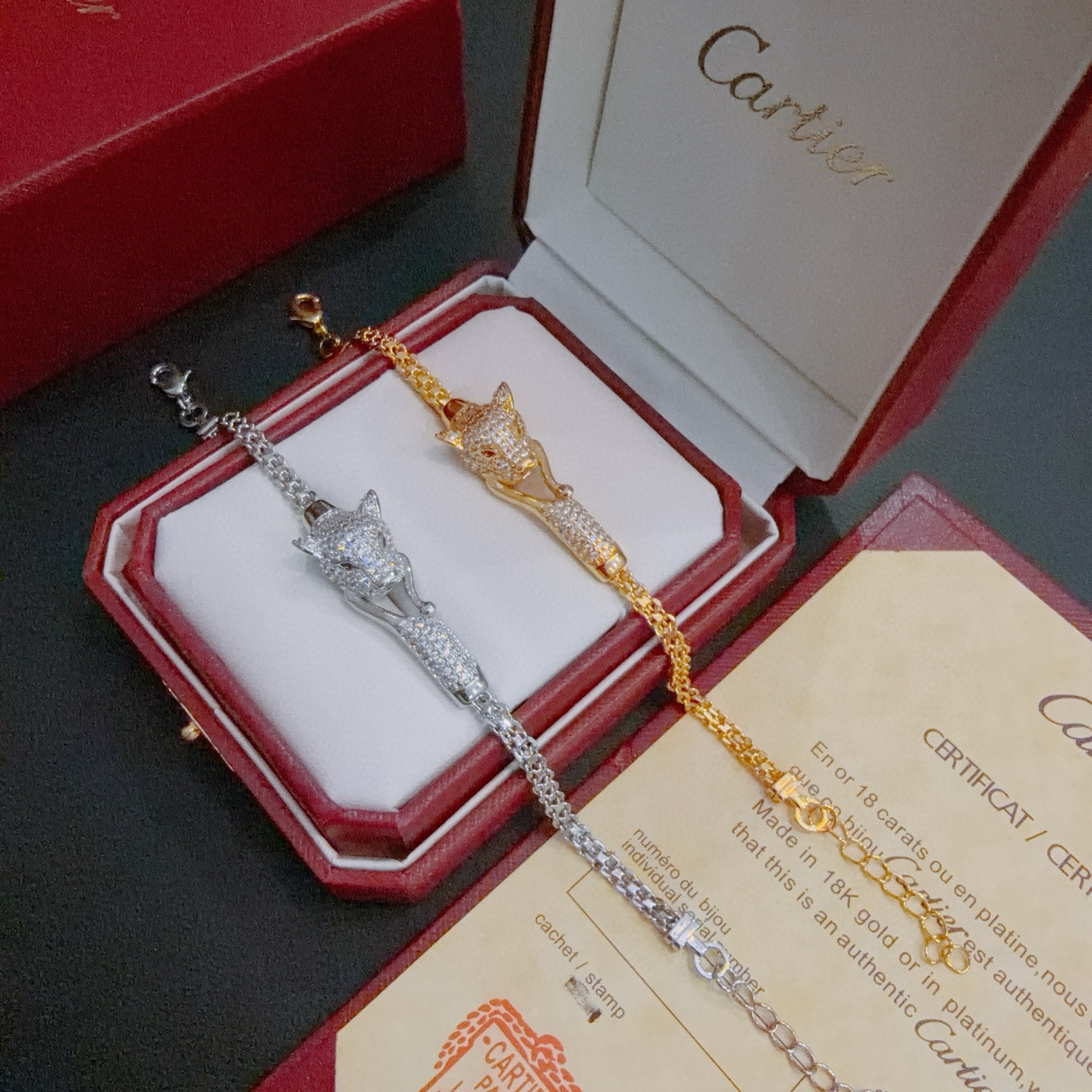 Cartier 卡地亚手链V金材质系列 品相完美 细节无敌 那种独特的色泽完全无可挑剔 再缀以 指环外形设计