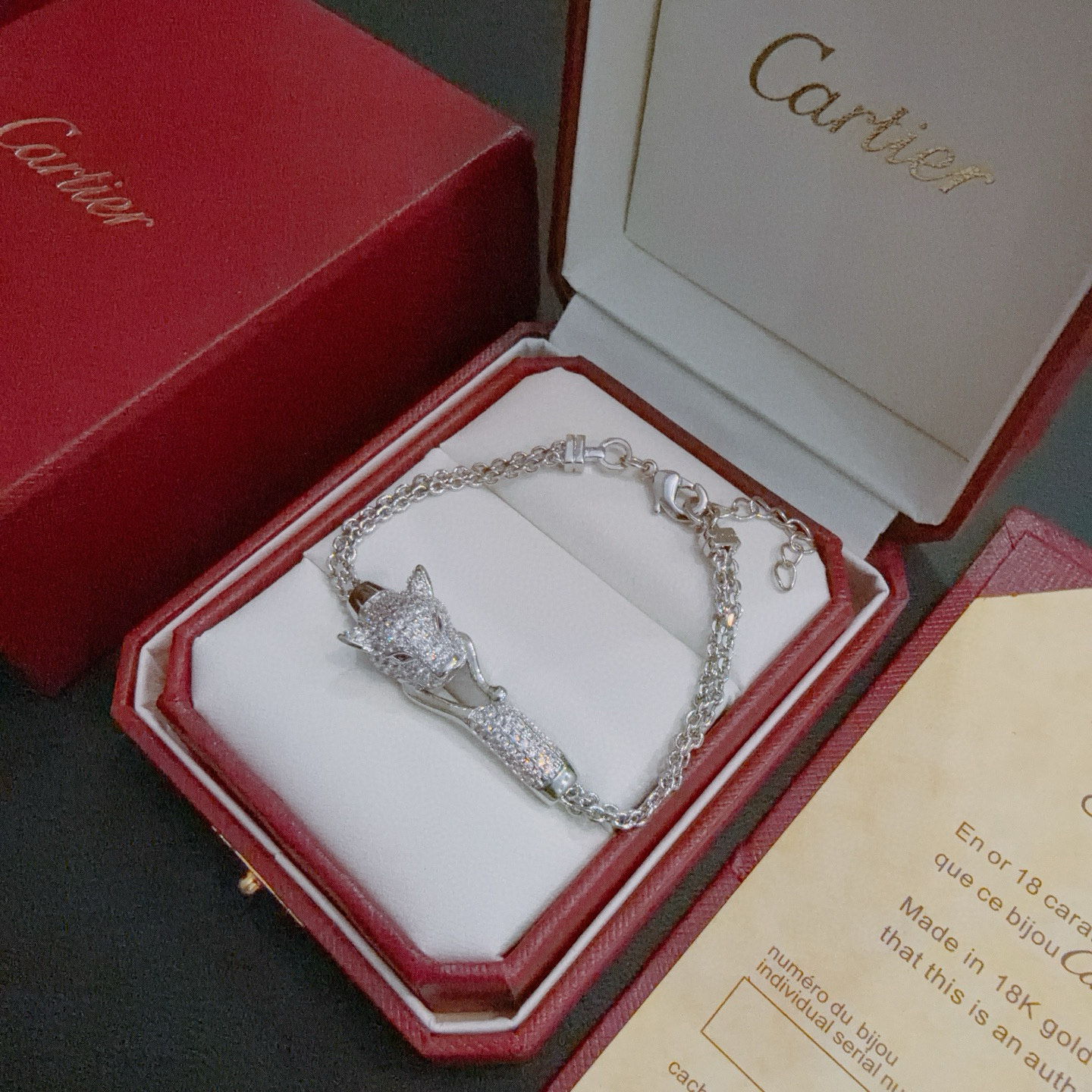 Cartier 卡地亚手链V金材质系列 品相完美 细节无敌 那种独特的色泽完全无可挑剔 再缀以 指环外形设计